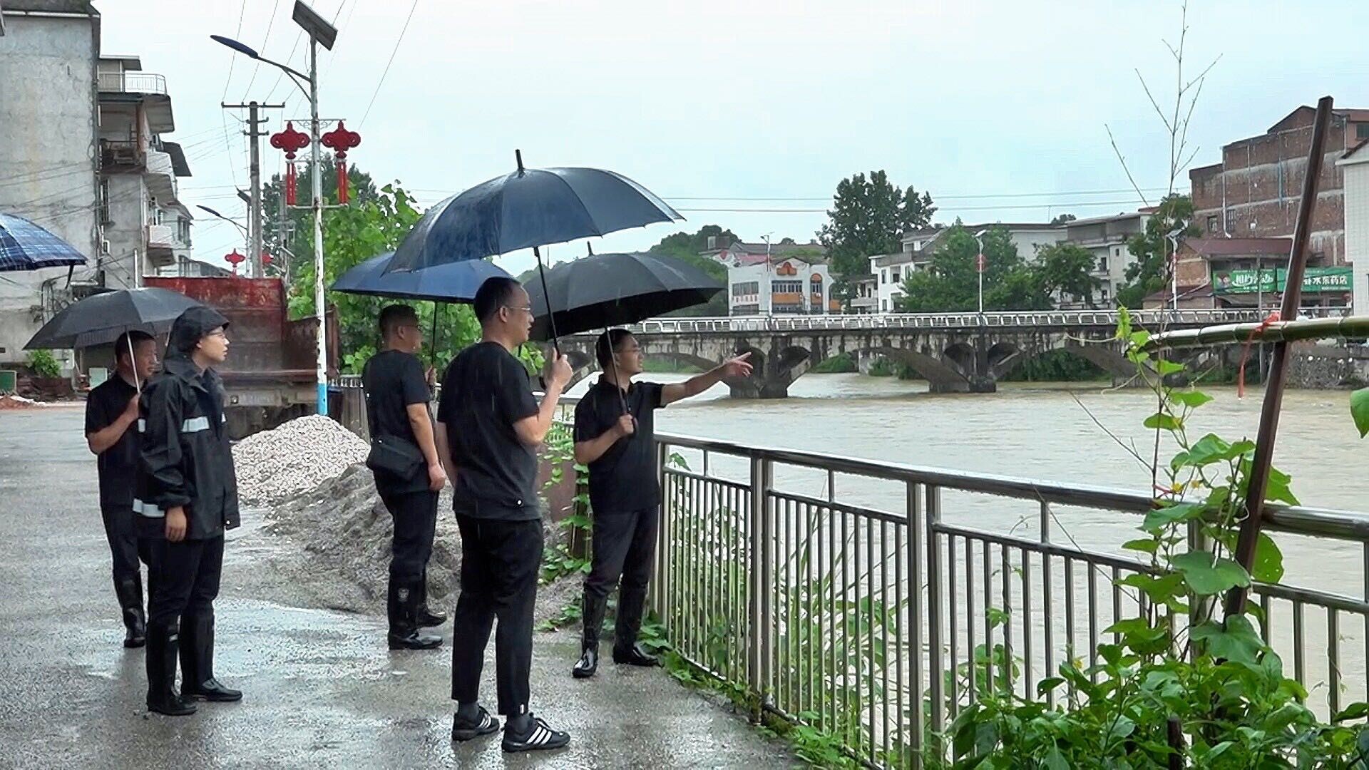 張綱學督導山門、石柱、水東等鄉(xiāng)鎮(zhèn)防汛工作