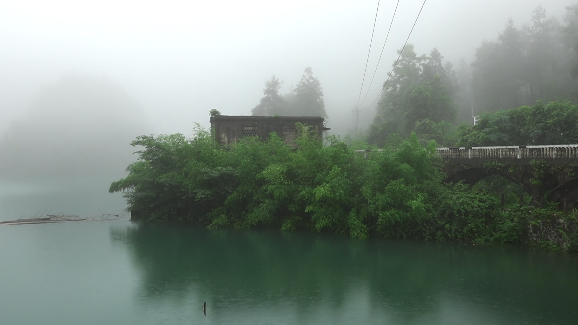 雾漫岩塘 美若仙境