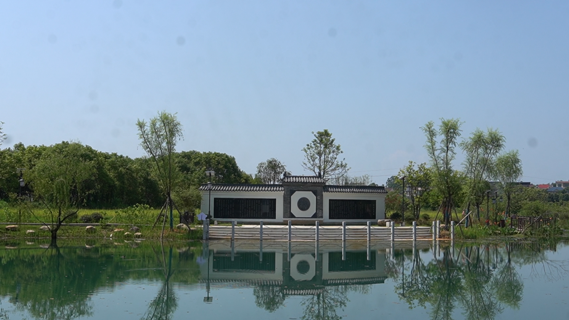 雪峰街道天井村：夏日映泉水 風(fēng)景悅?cè)诵? border=