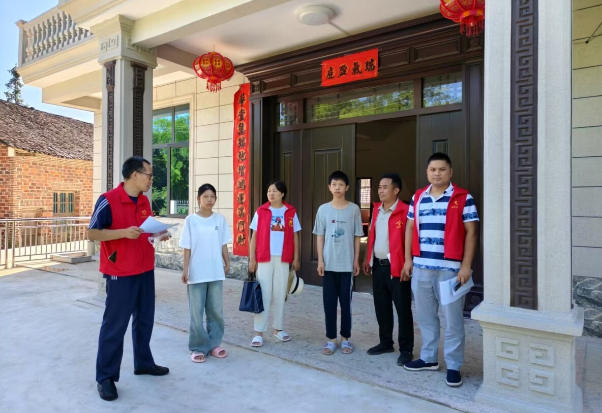 毓兰镇杨柳村：开展暑期安全走访，筑牢“防溺水”“利剑护蕾”安全屏障