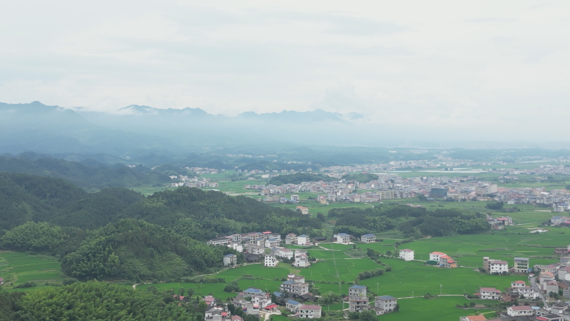 雨后鳳溪青山如洗 云霧繚繞宛若仙境