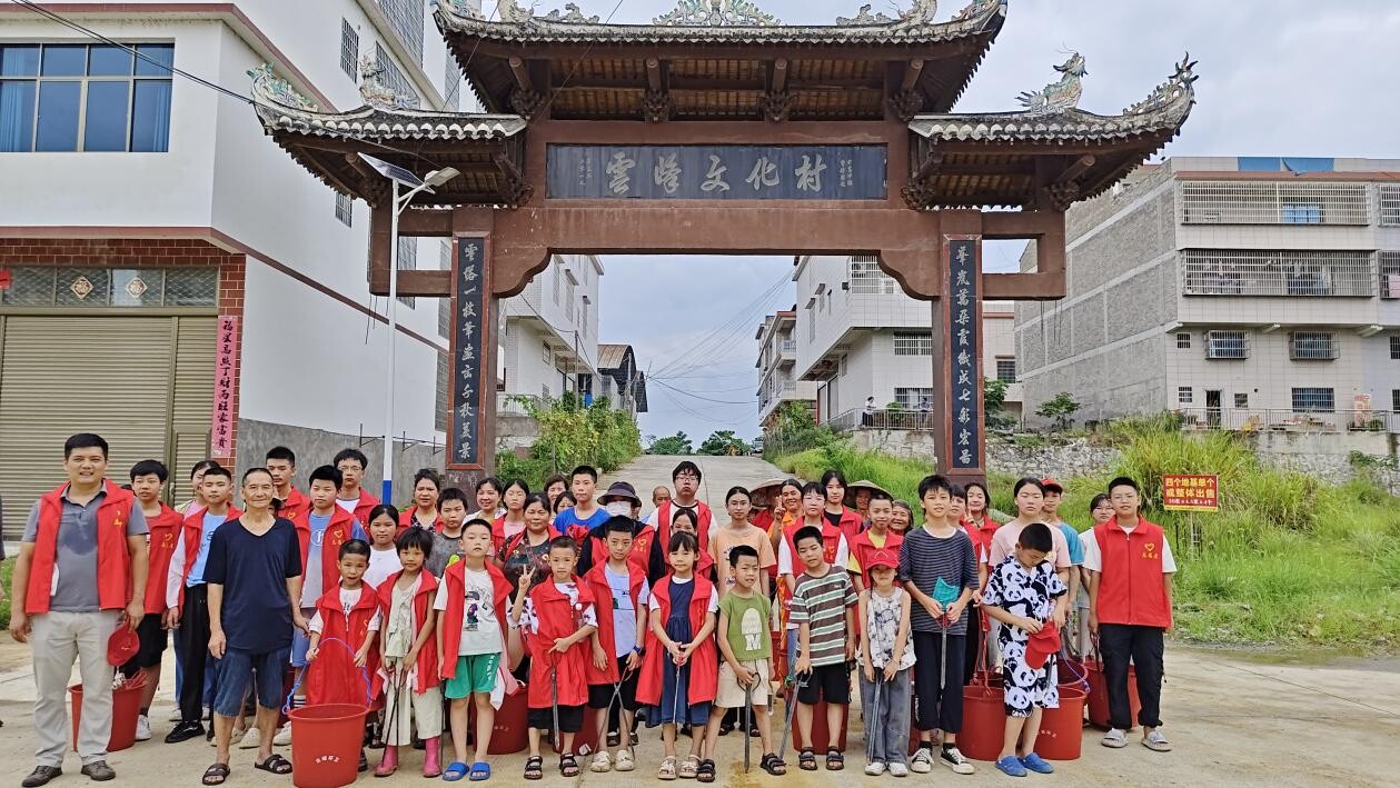 ﻿高沙镇云峰村：暑期志愿红，扮靓新乡村