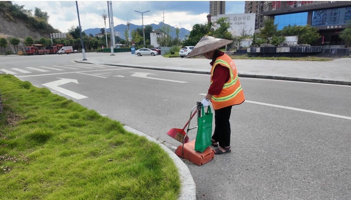 环卫工人：高温在岗 用汗水守护城市“颜值”