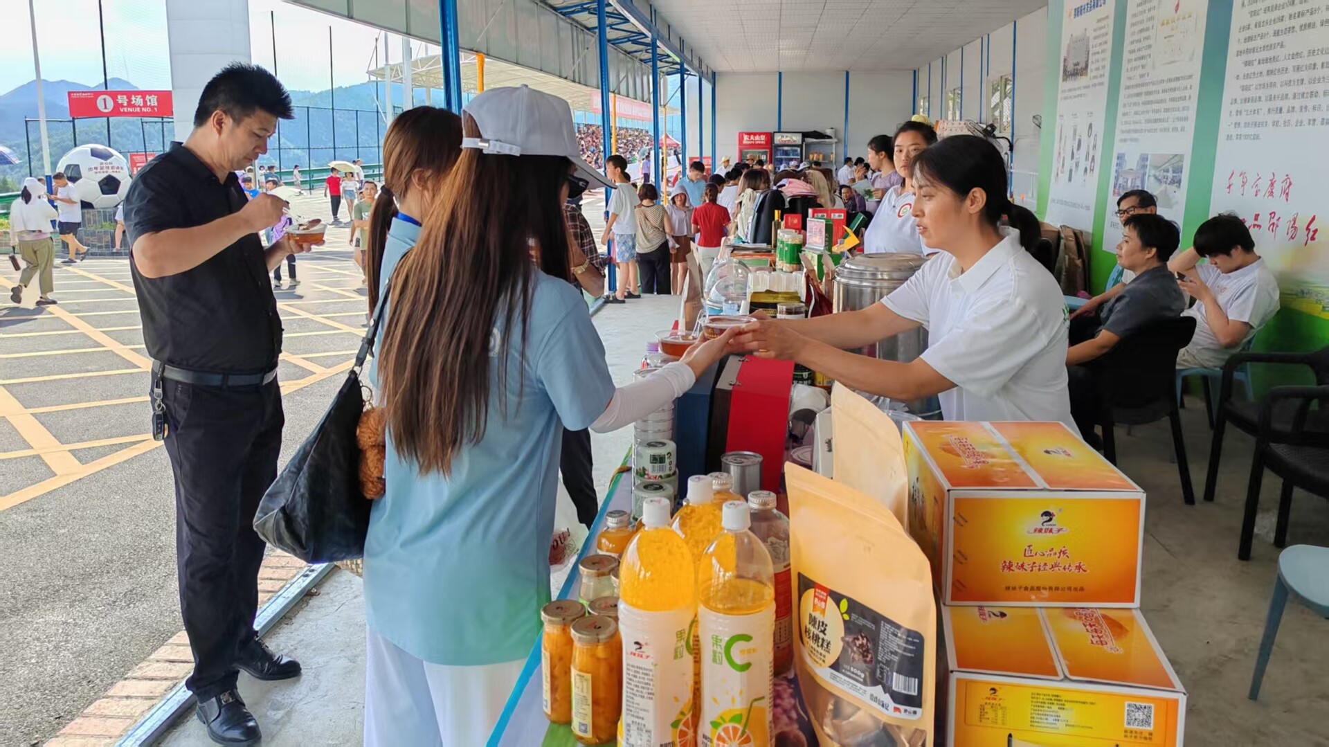 洞口农特产品在2025"侨心杯"少年足球邀请赛邵阳优品展上广受青睐