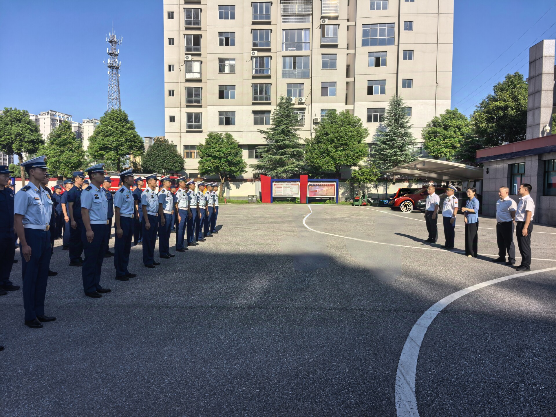 郭向荣、伍卫彬“八一”节前走访慰问消防员、武警中队官兵以及驻县部队官兵