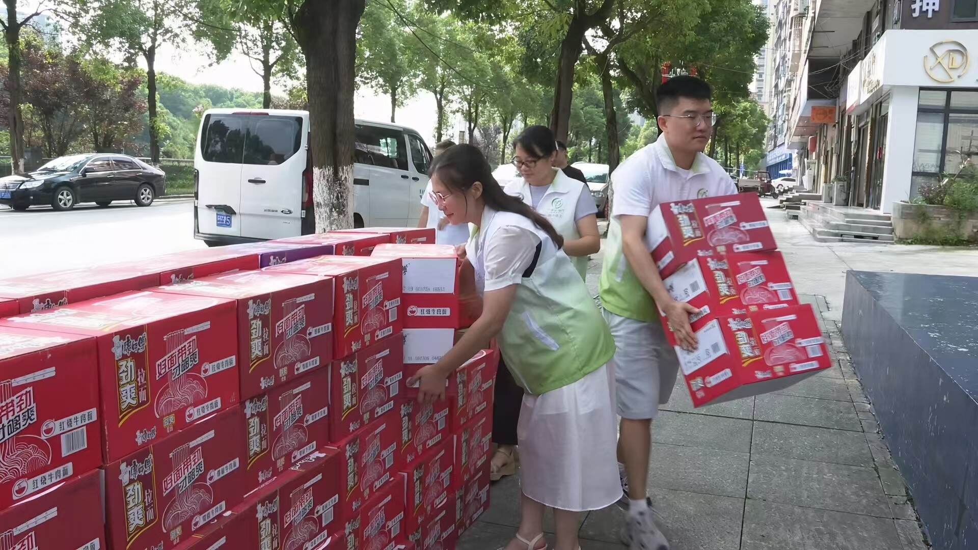 洞口县民政局：夏日送清凉 情系巡特警