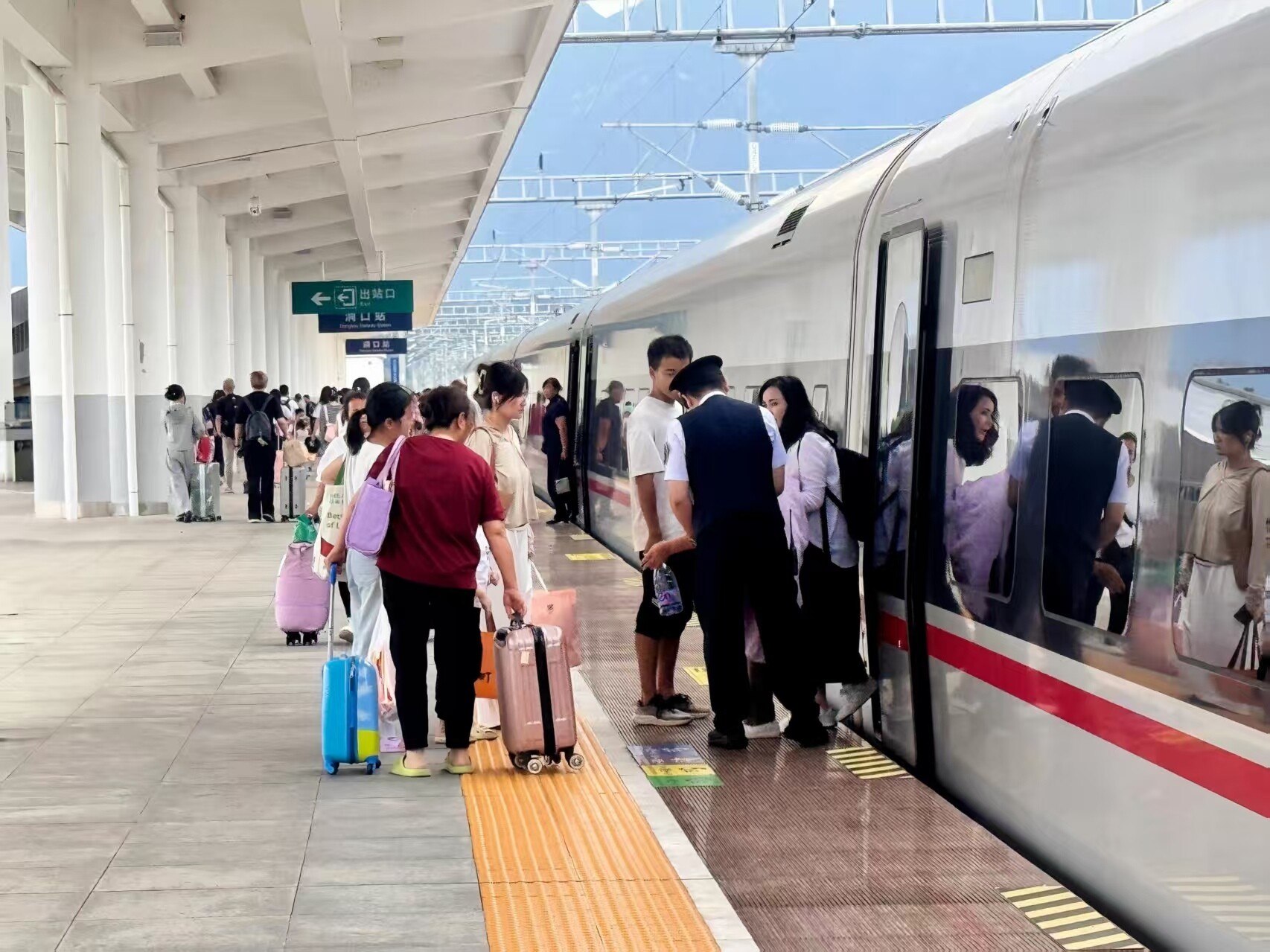 洞口实现高铁直达重庆东 湘渝时空距离大幅缩短