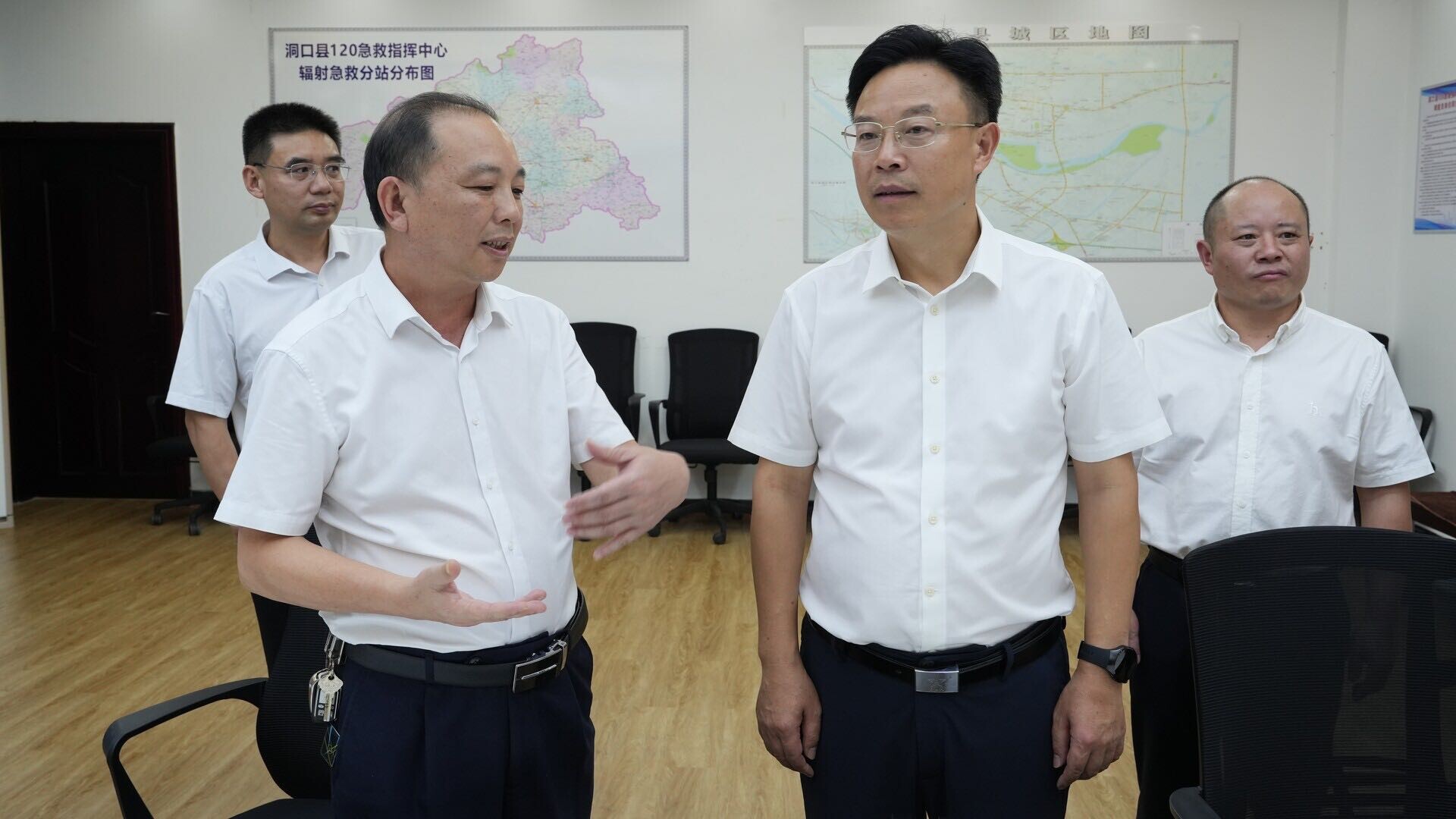 吴韬看望慰问医务工作者