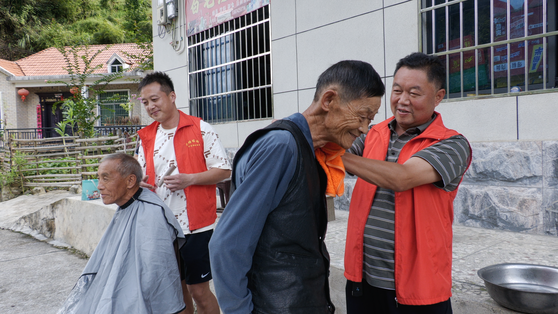爱心义剪暖乡村 志愿服务润民心 