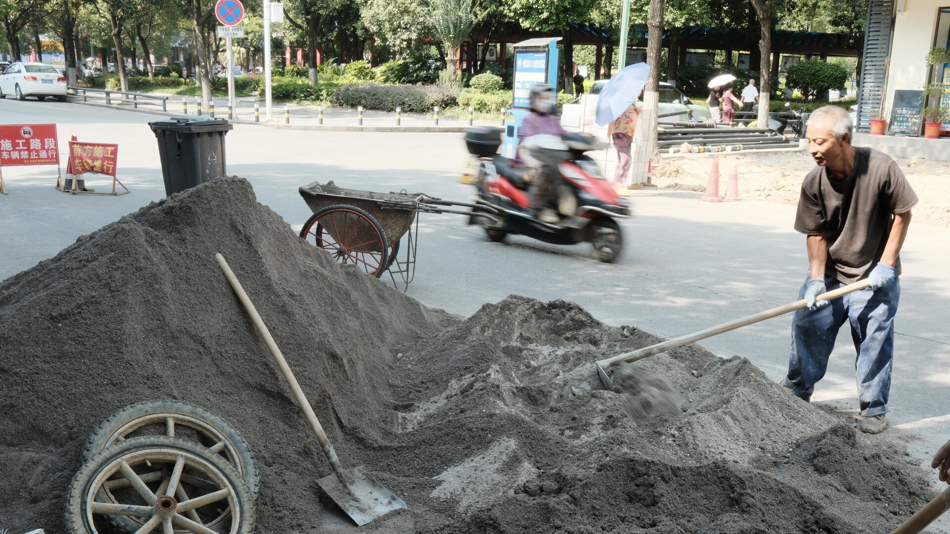 县城管局：新增路灯点亮县城背街小巷