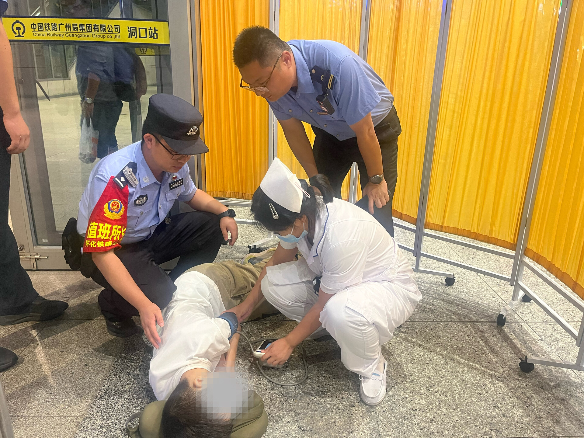 洞口站：旅客突發(fā)疾病 多方合力救助