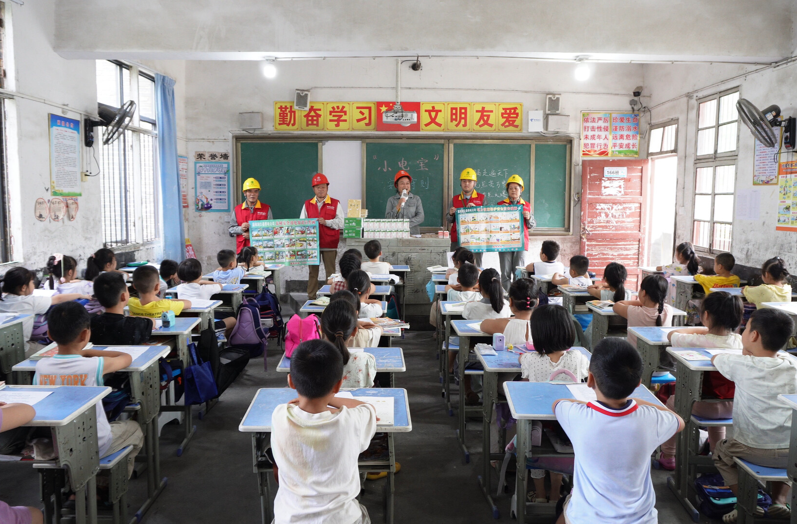 國網(wǎng)洞口縣供電公司：安全用電進(jìn)校園 電力護航新學(xué)期