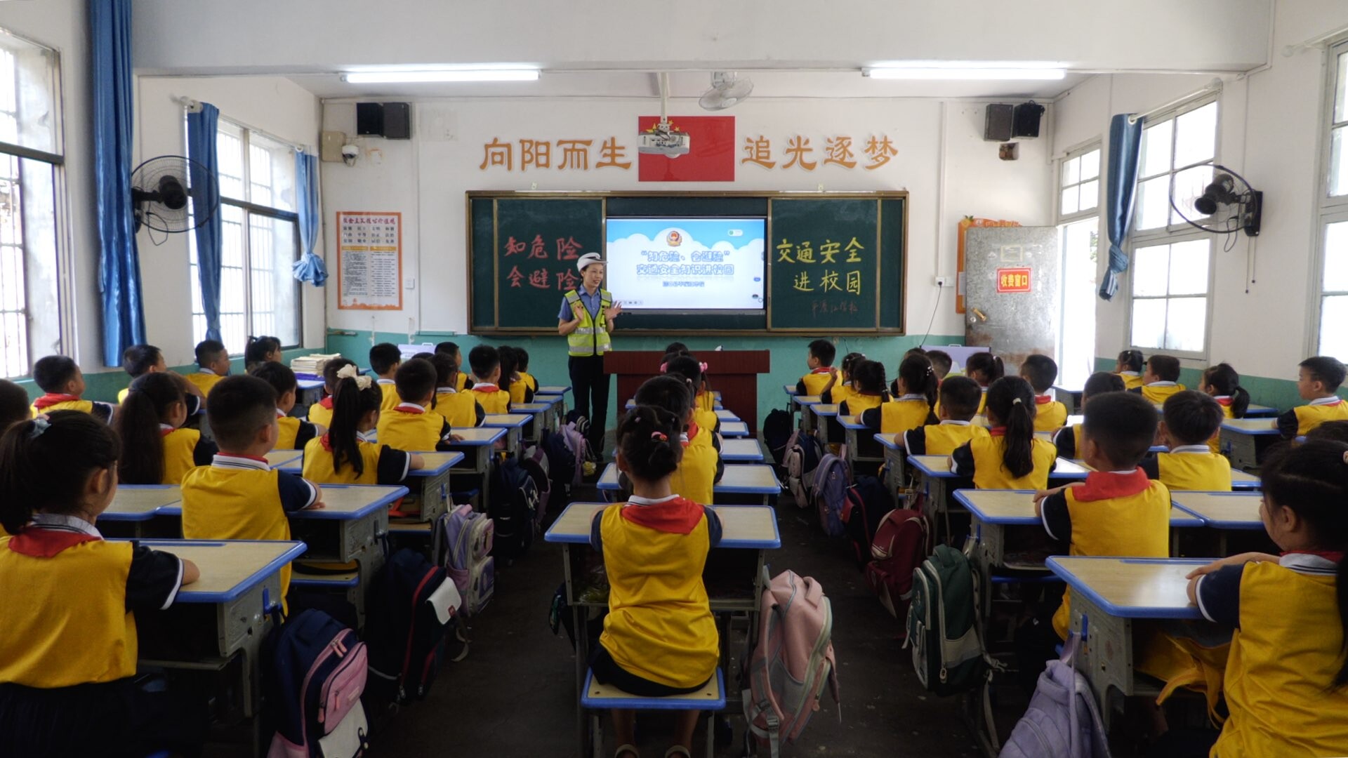洞口交警：交通安全進(jìn)校園 講好“開學(xué)第一課”