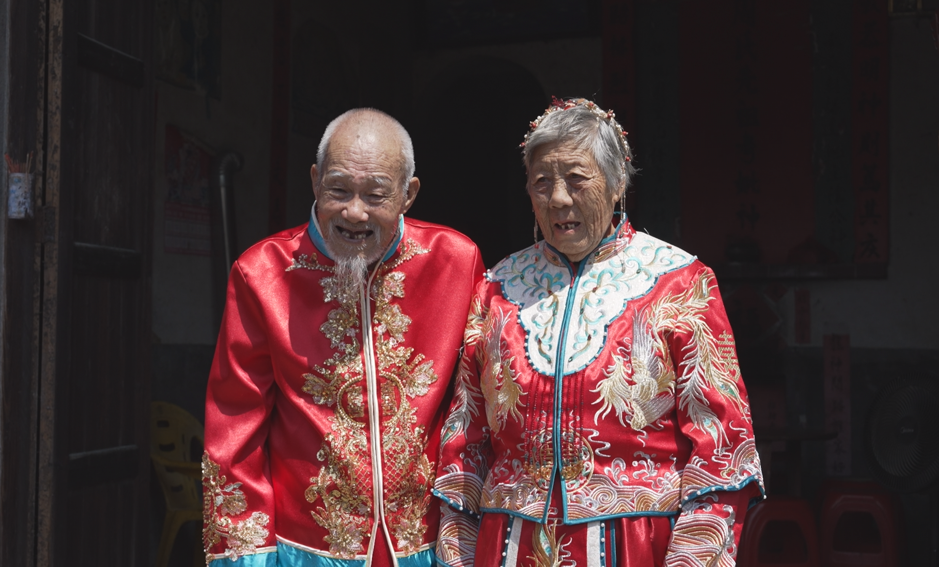 抗戰(zhàn)老兵的“新時尚”———黃橋鎮(zhèn)99歲抗戰(zhàn)老兵攜妻拍潮流結(jié)婚照