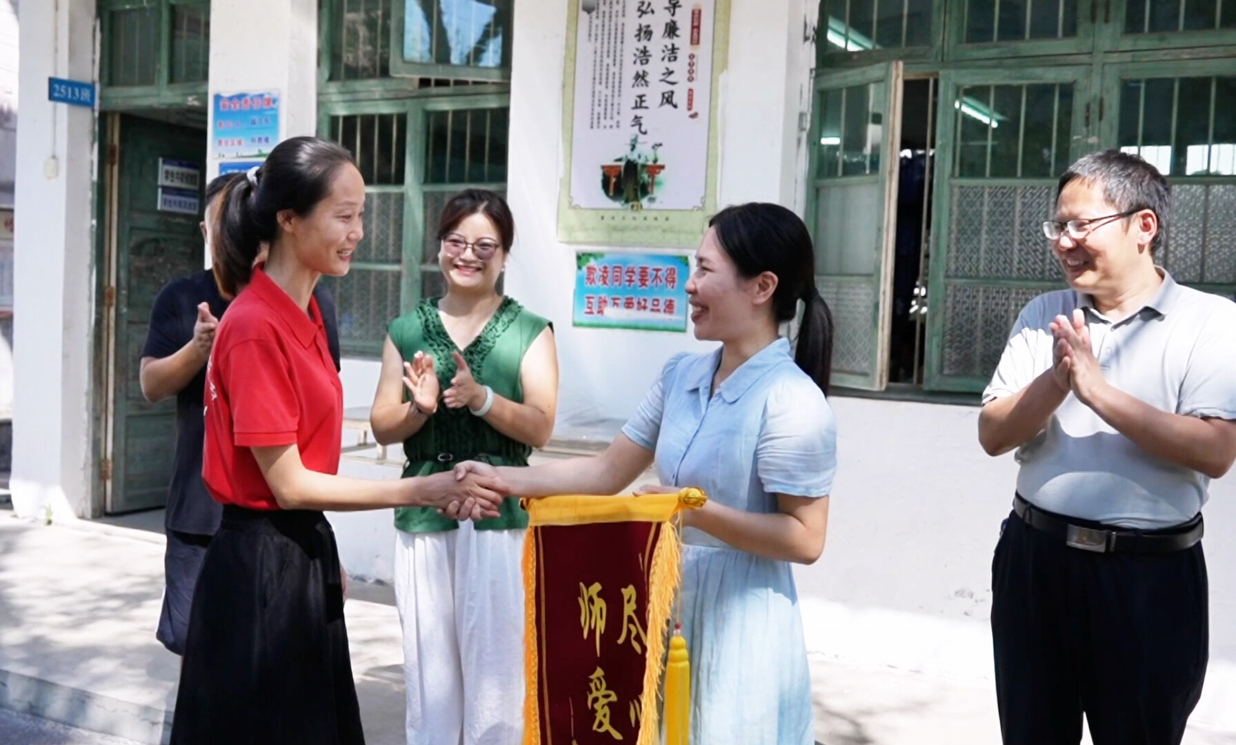 高沙镇中学:锦旗递真情  师爱暖人心 