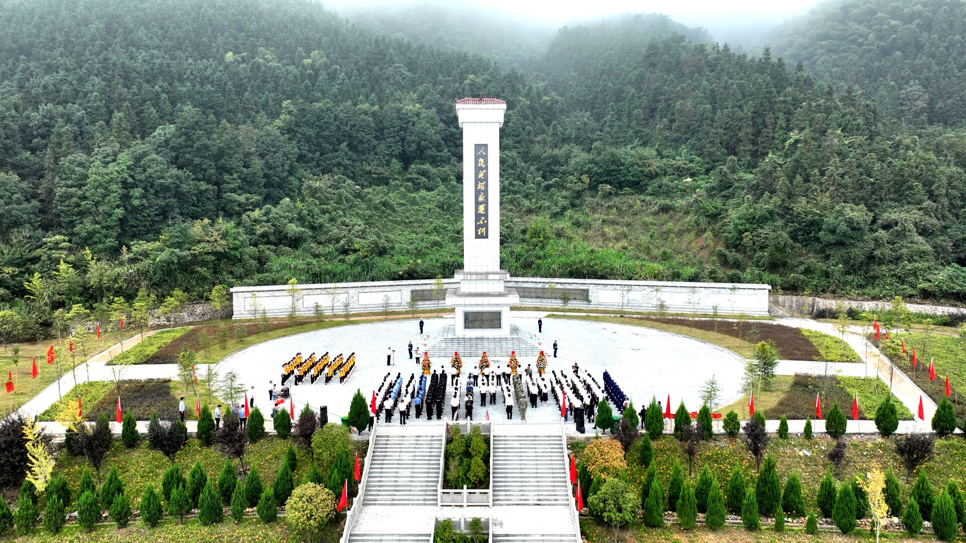 洞口县举行“9·30”烈士纪念日敬献花篮仪式