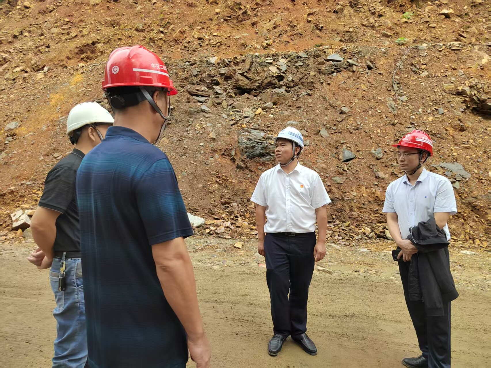 唐煜深入草罗公路项目建设一线 督导“双节”前安全生产工作