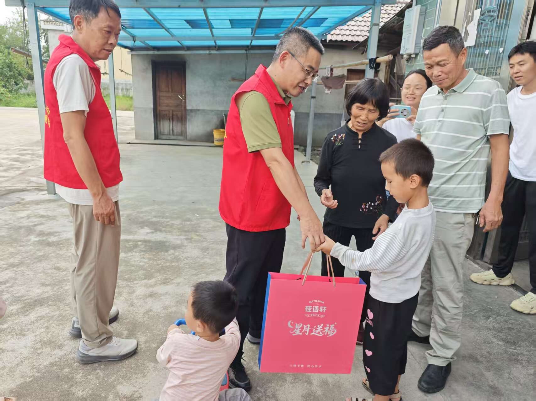 县政府办走访慰问山门镇岩塘村留守困境儿童