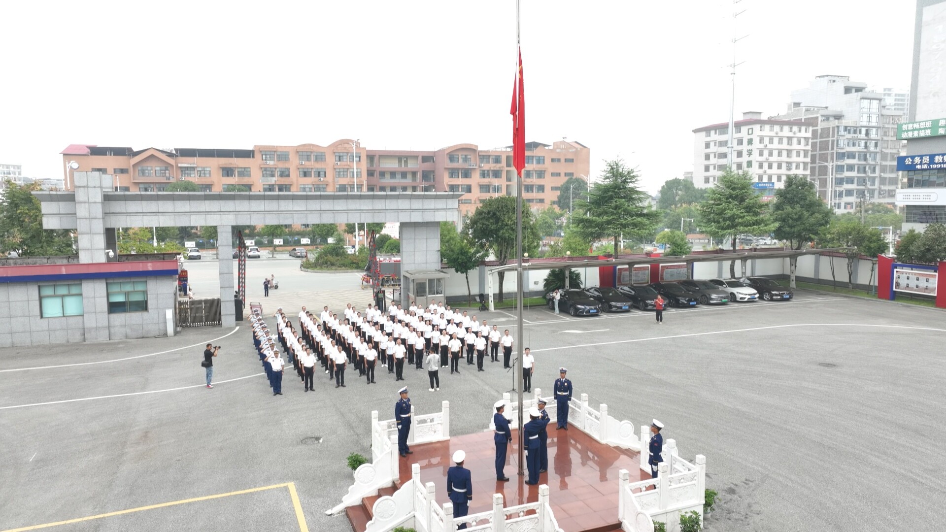 红旗飘扬迎国庆 洞口县举行升旗仪式