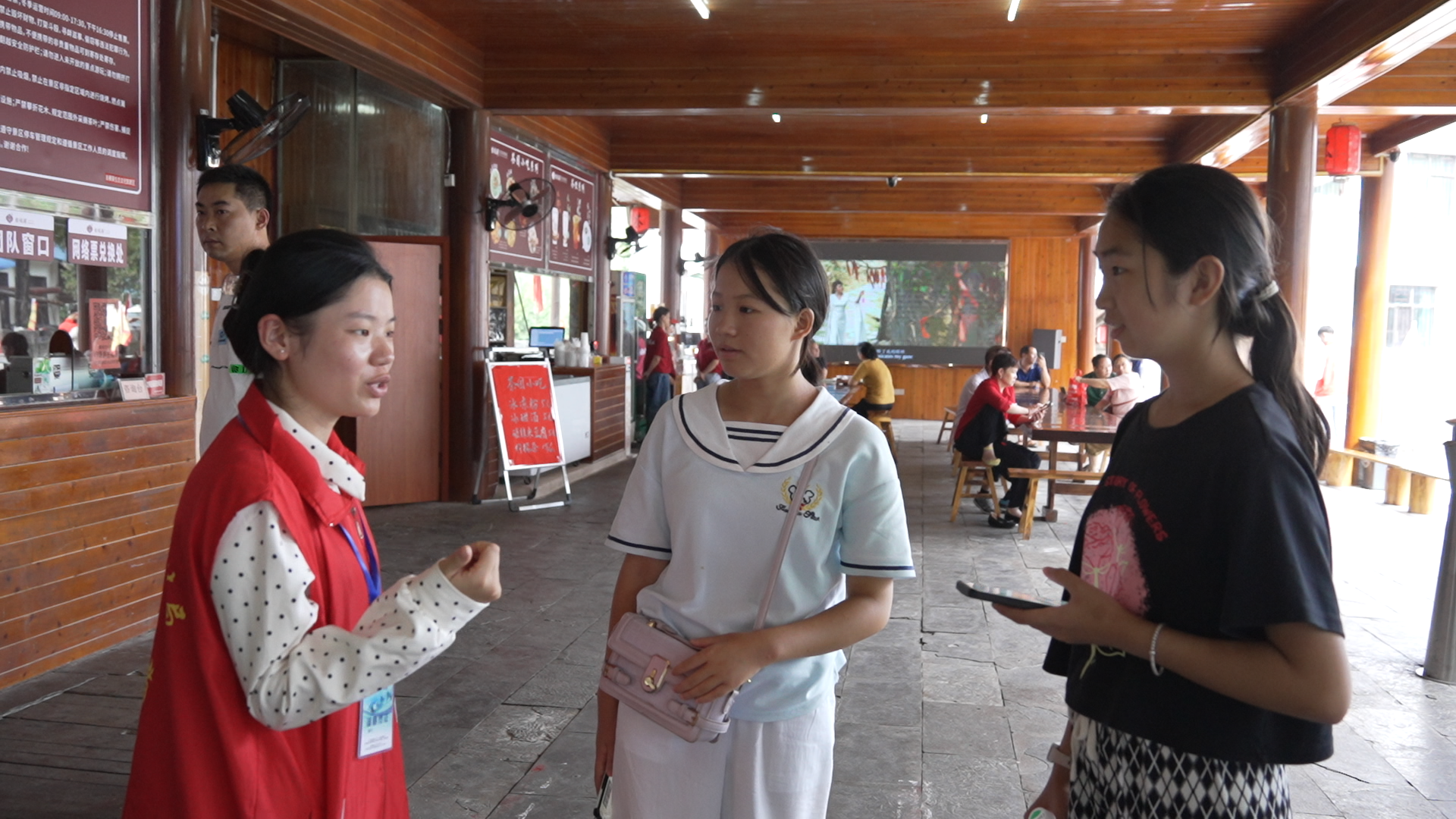 洞口:“志愿红”助力“景区热” 护航国庆文明之旅