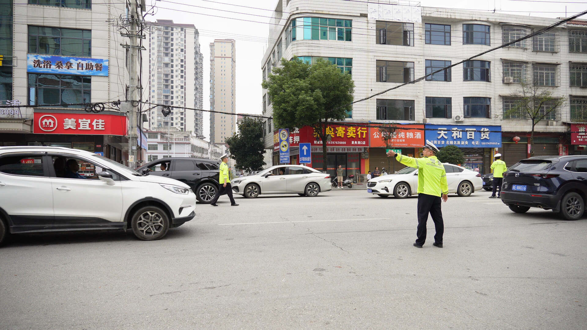﻿洞口县公安局交警大队护航假期道路畅通