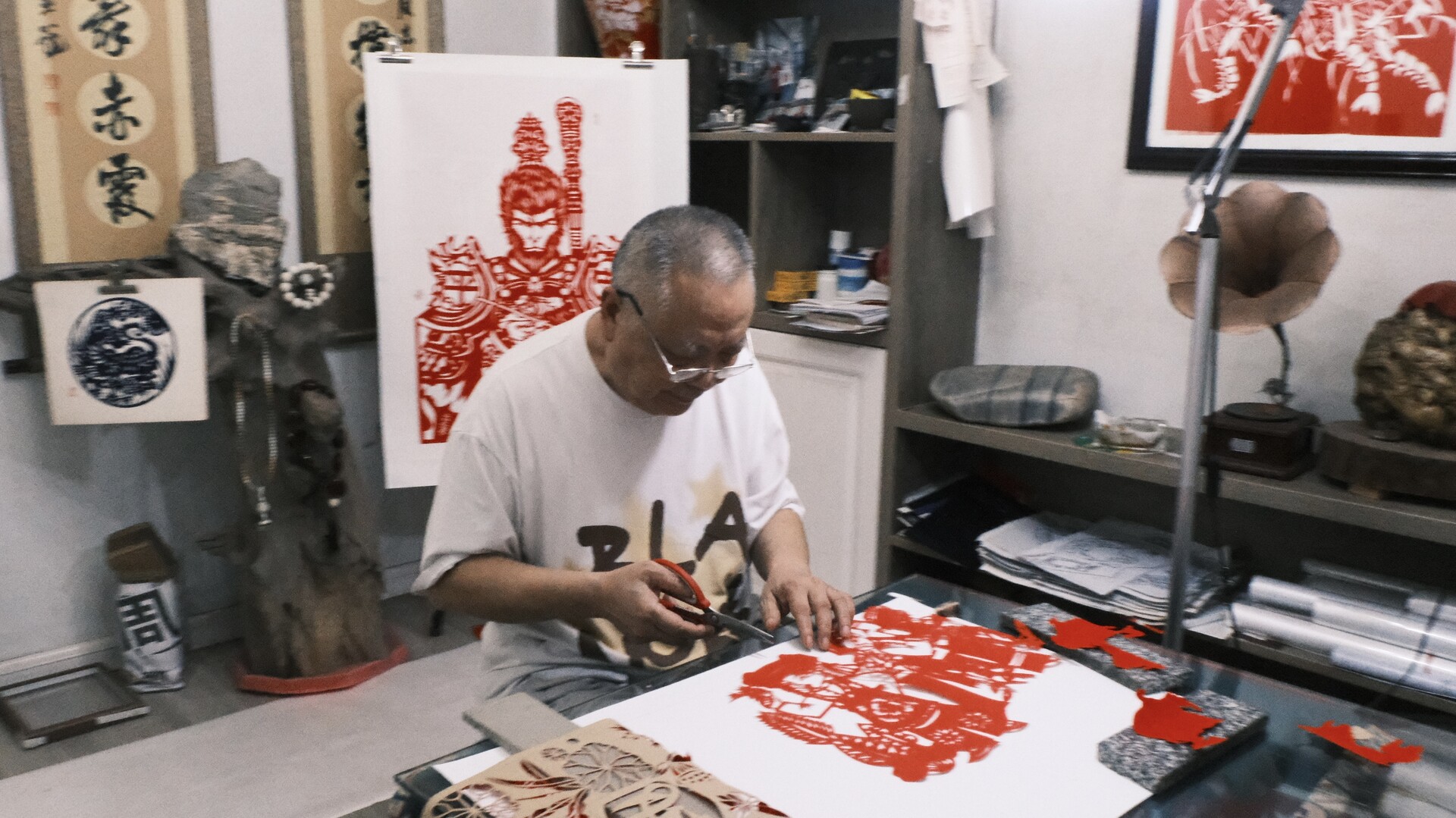 指尖跃“红”迎国庆 非遗剪纸话深情