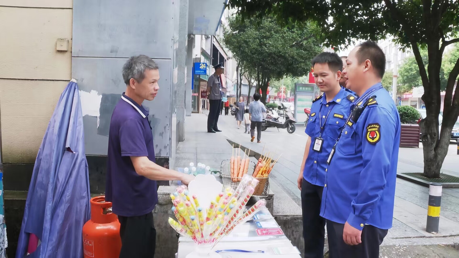 国庆我在岗 | “城管蓝”守护“中国红”