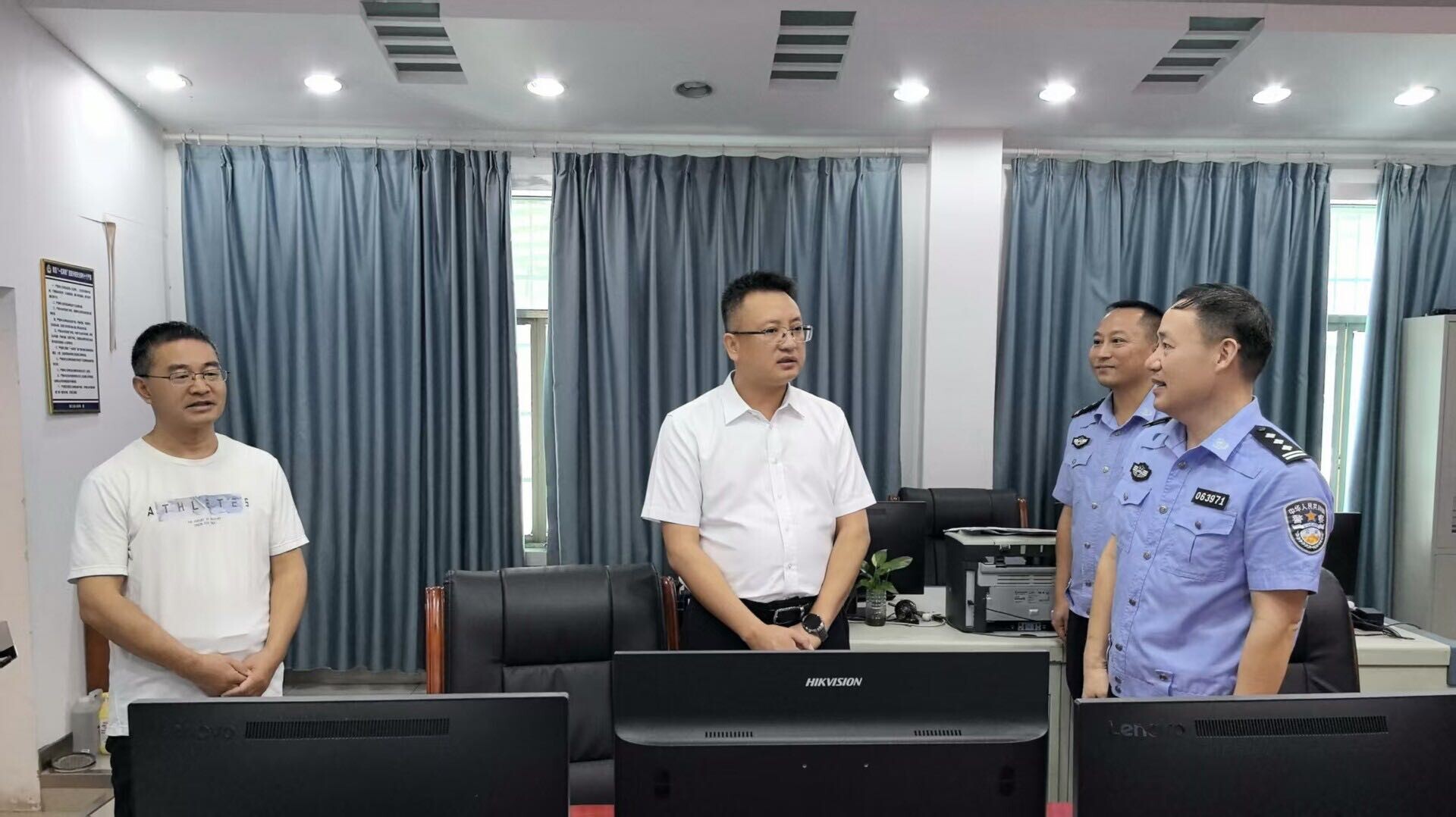 许治国调度交通安保、乡村振兴工作