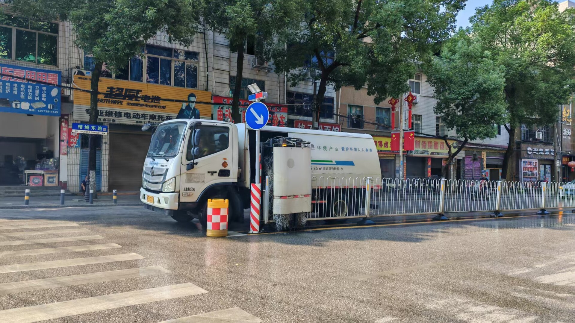 节后返程首日 洞口县城洁美迎归人