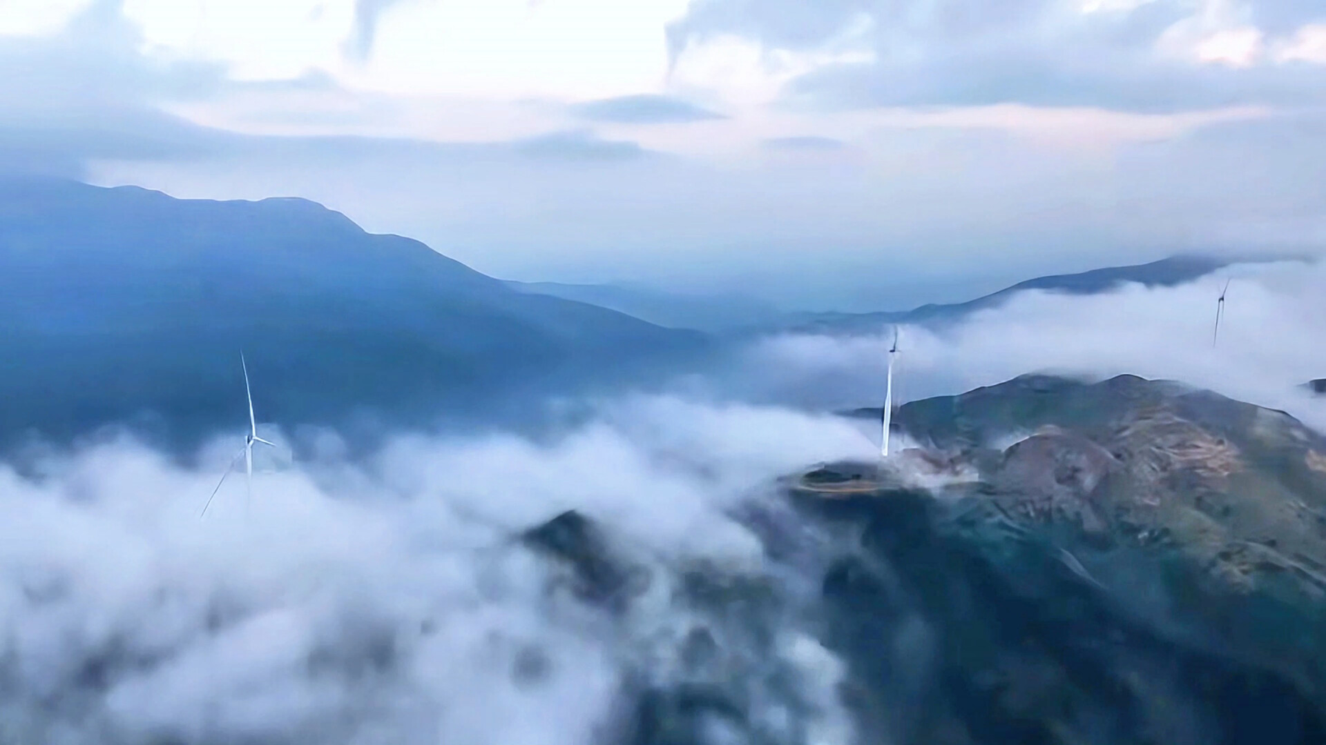 迎日出观云海奇观 游客争赏秋日盛景