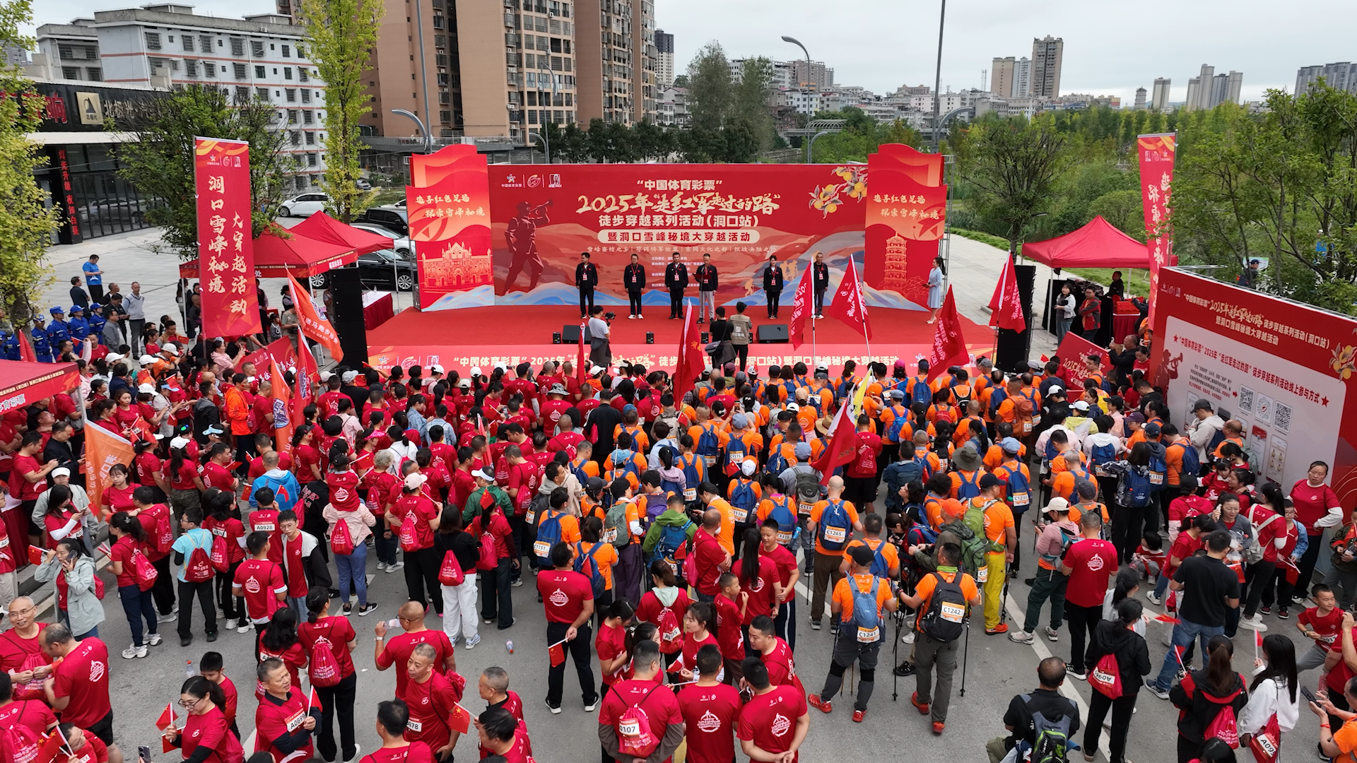 千名徒步爱好者穿越雪峰秘境，踏寻红色足迹