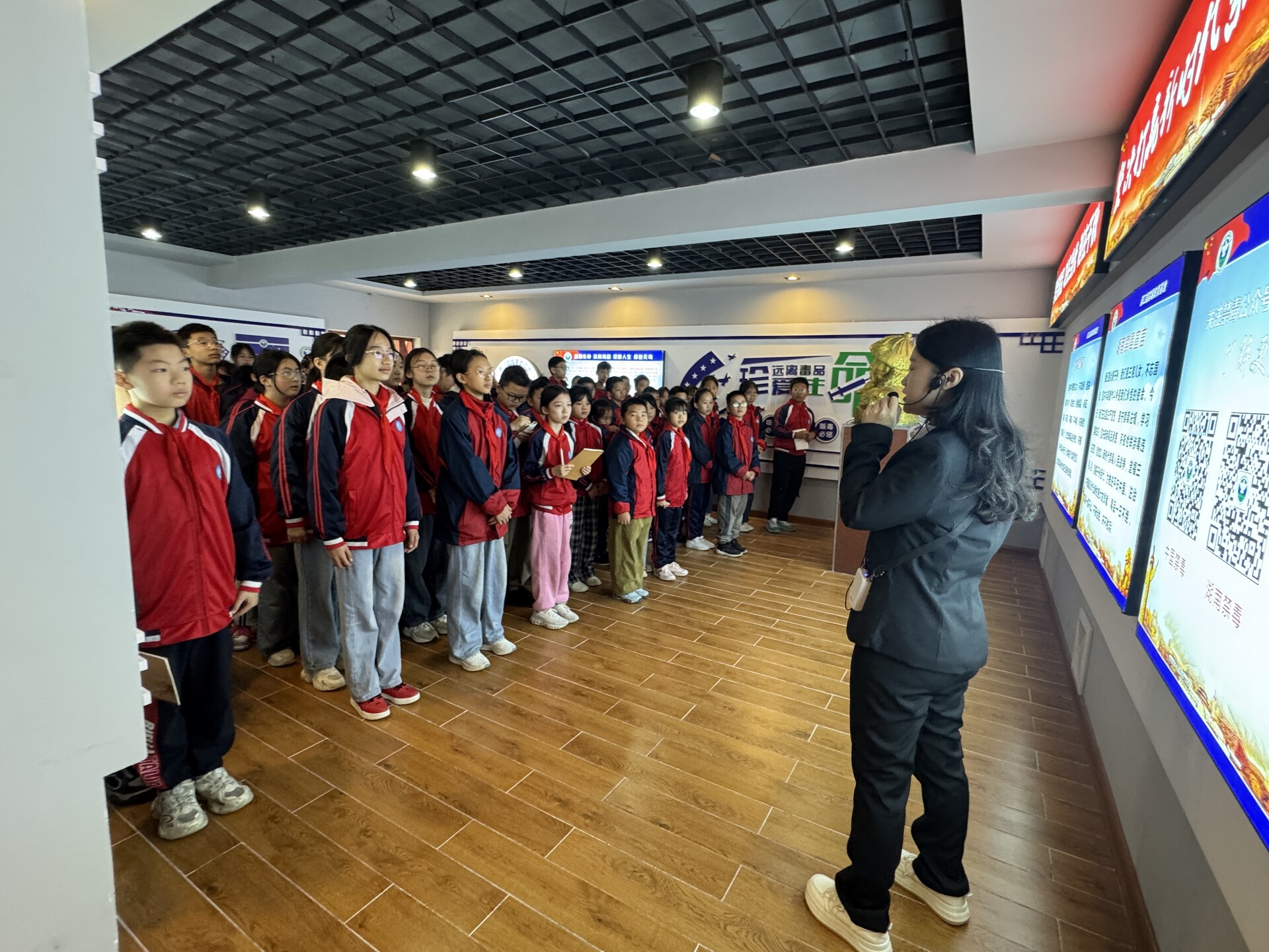 文昌三小组织学生走进禁毒教育基地 沉浸式筑牢防毒“防火墙”