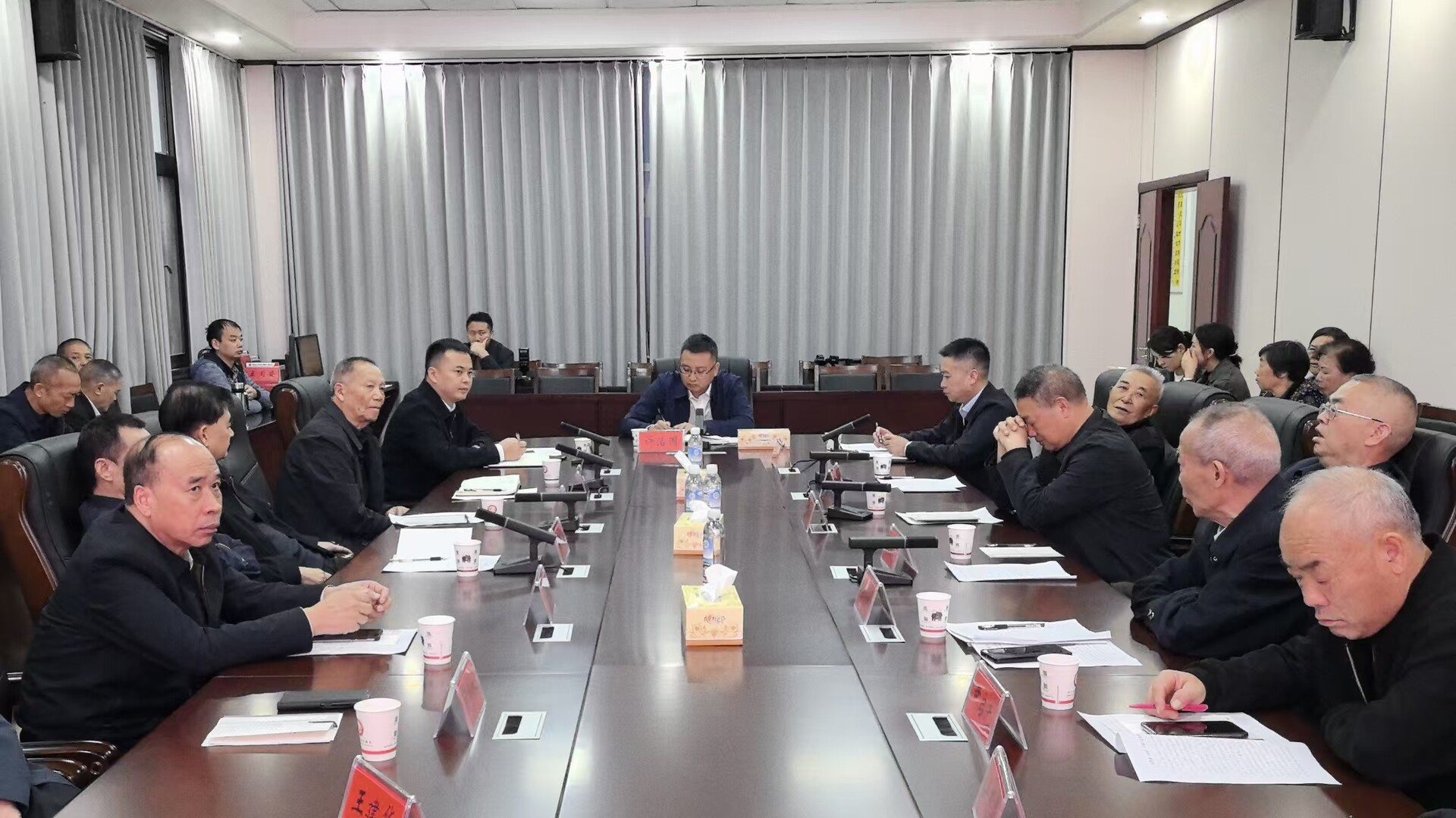 洞口县举行离退休干部代表重阳节座谈会