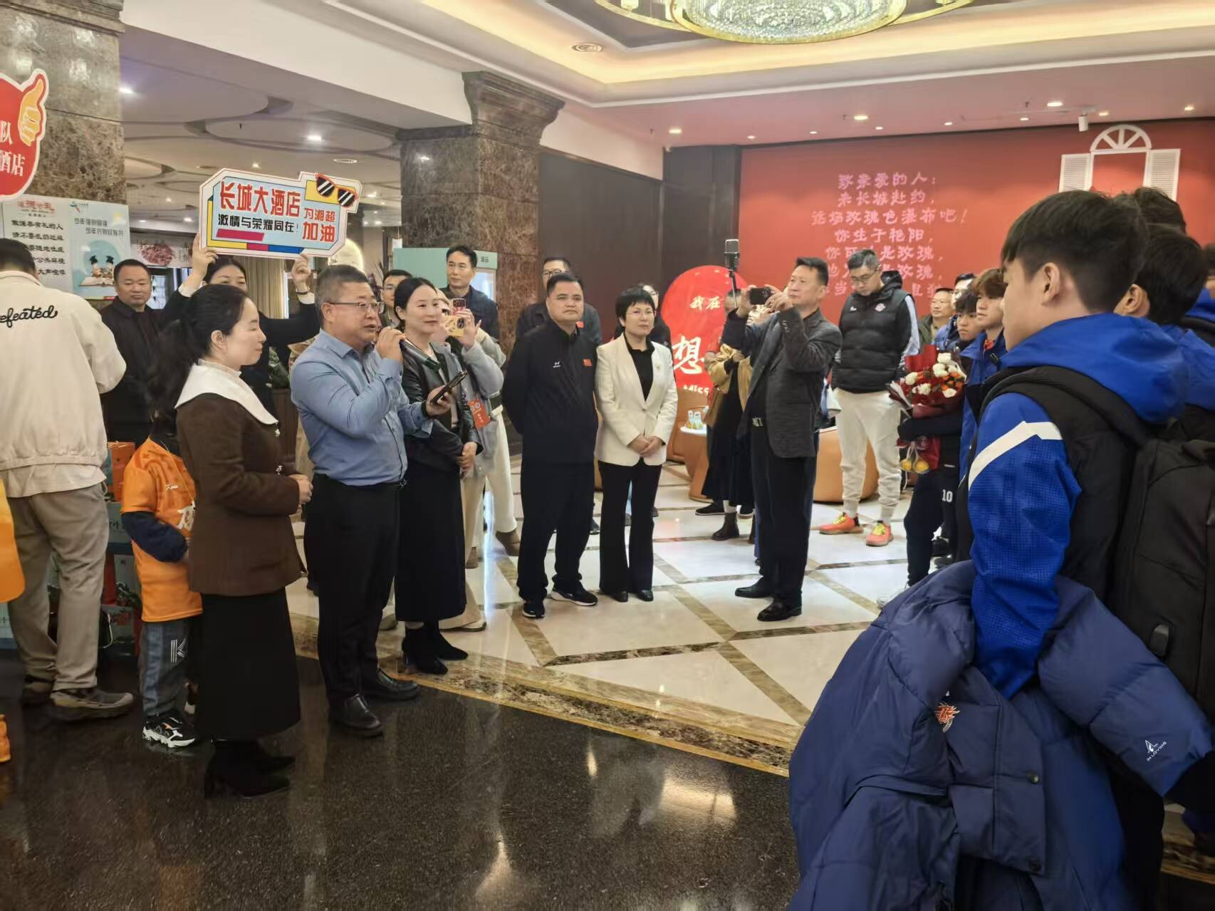 洞口特色礼遇暖客心 贡茶蜜桔为湘超增香添“蜜”