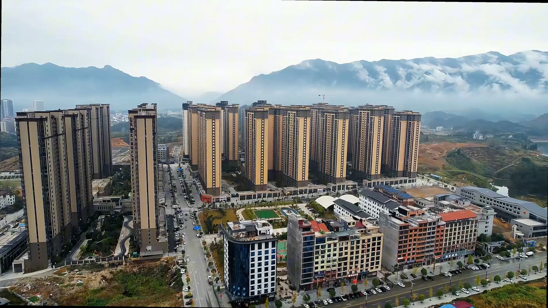 雨后县城云雾缭绕 宛如仙境入画来