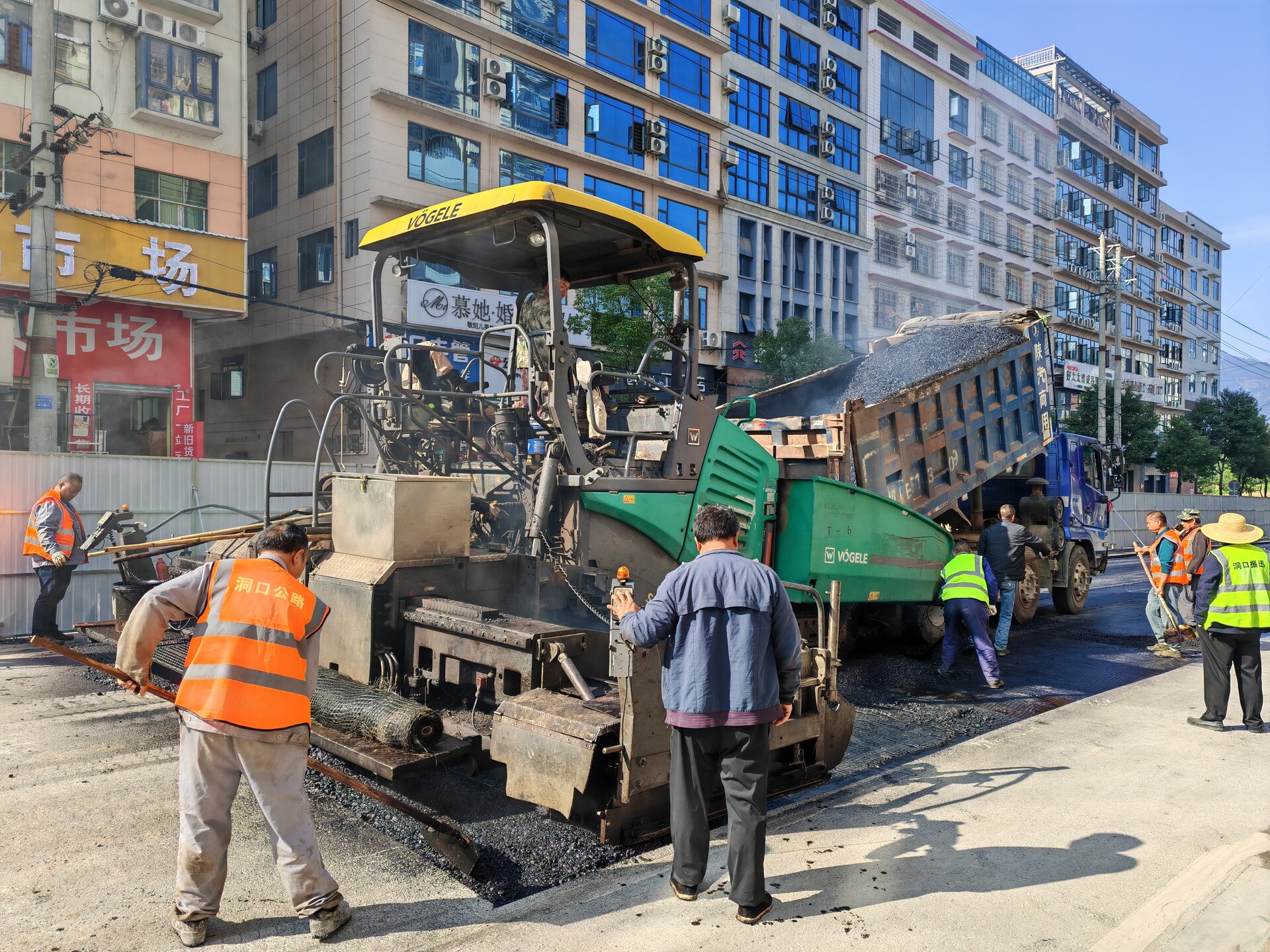 县城华荣路300余米破损路面“两天焕新”