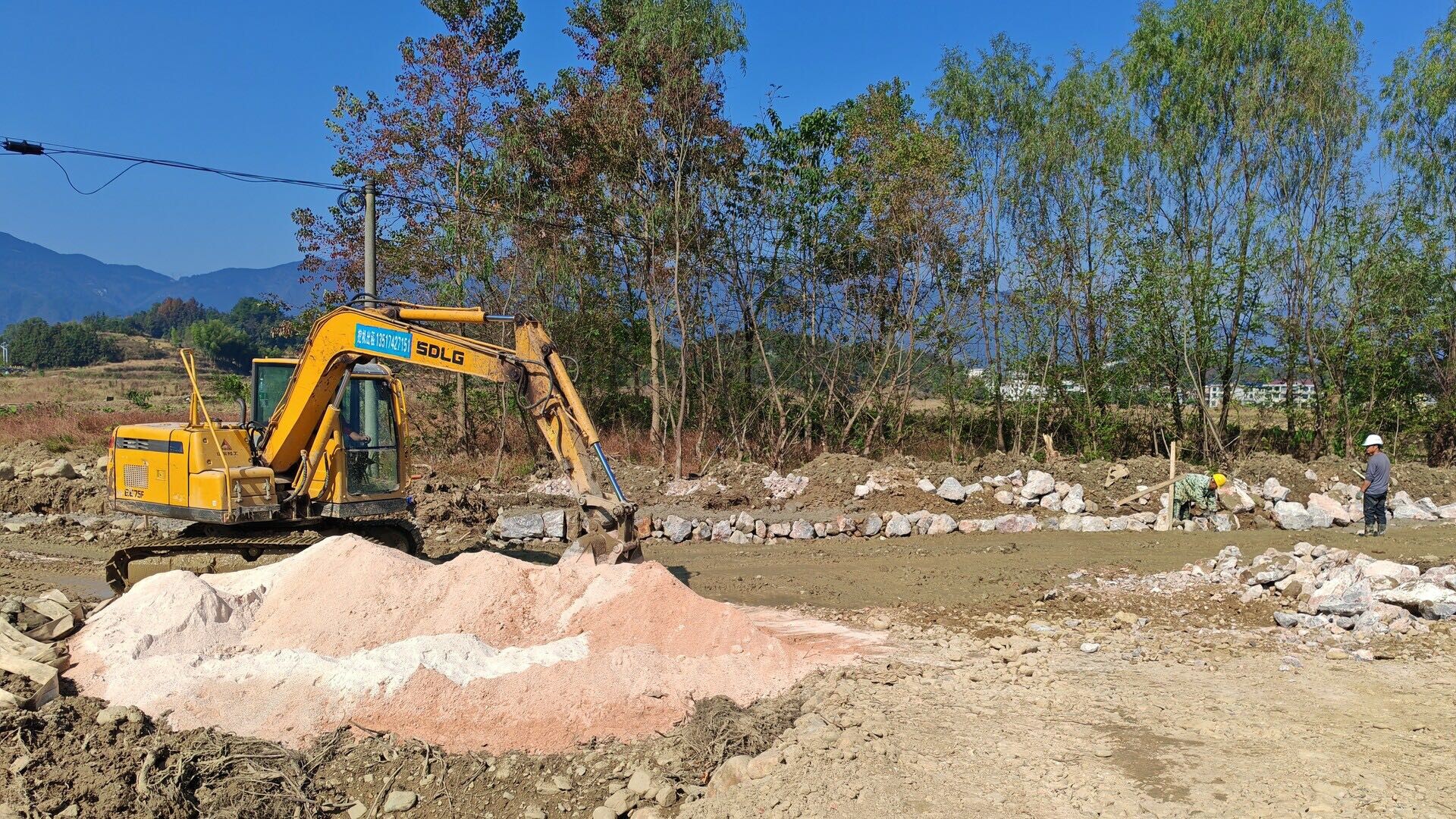 毓兰镇：冬修水利忙筑堤 农田安上“防洪锁”