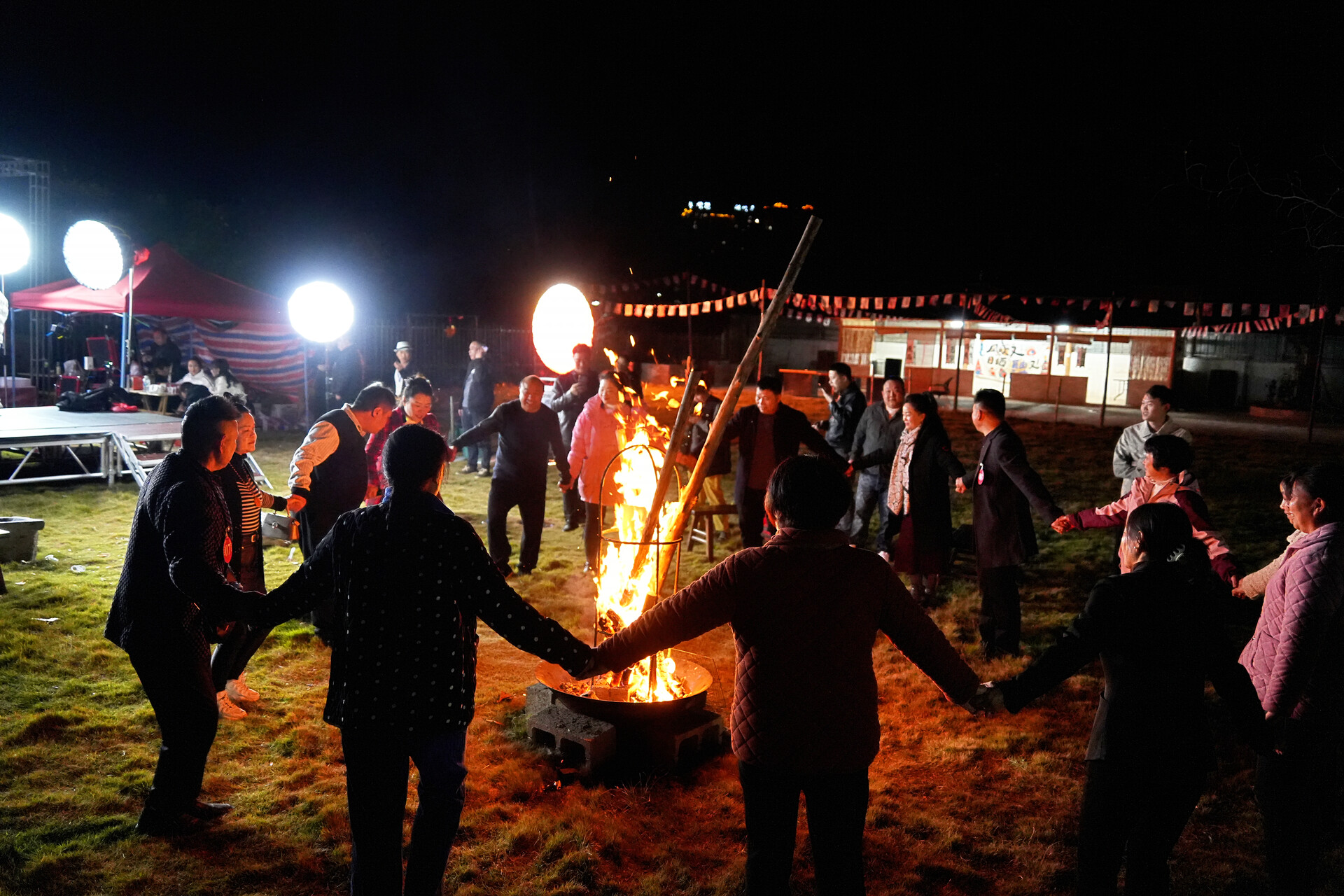 文昌街道：乡村篝火映笑脸 打糍粑庆丰收