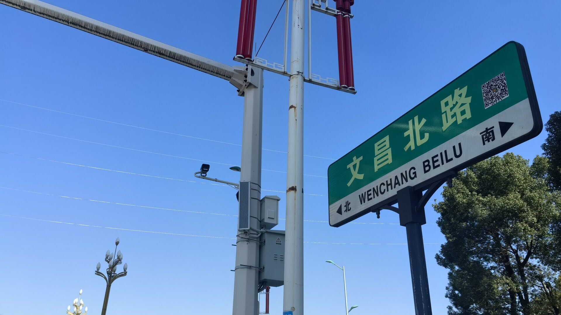 骑乘电动自行车、摩托车不佩戴安全头盔、超员载人也会被抓拍