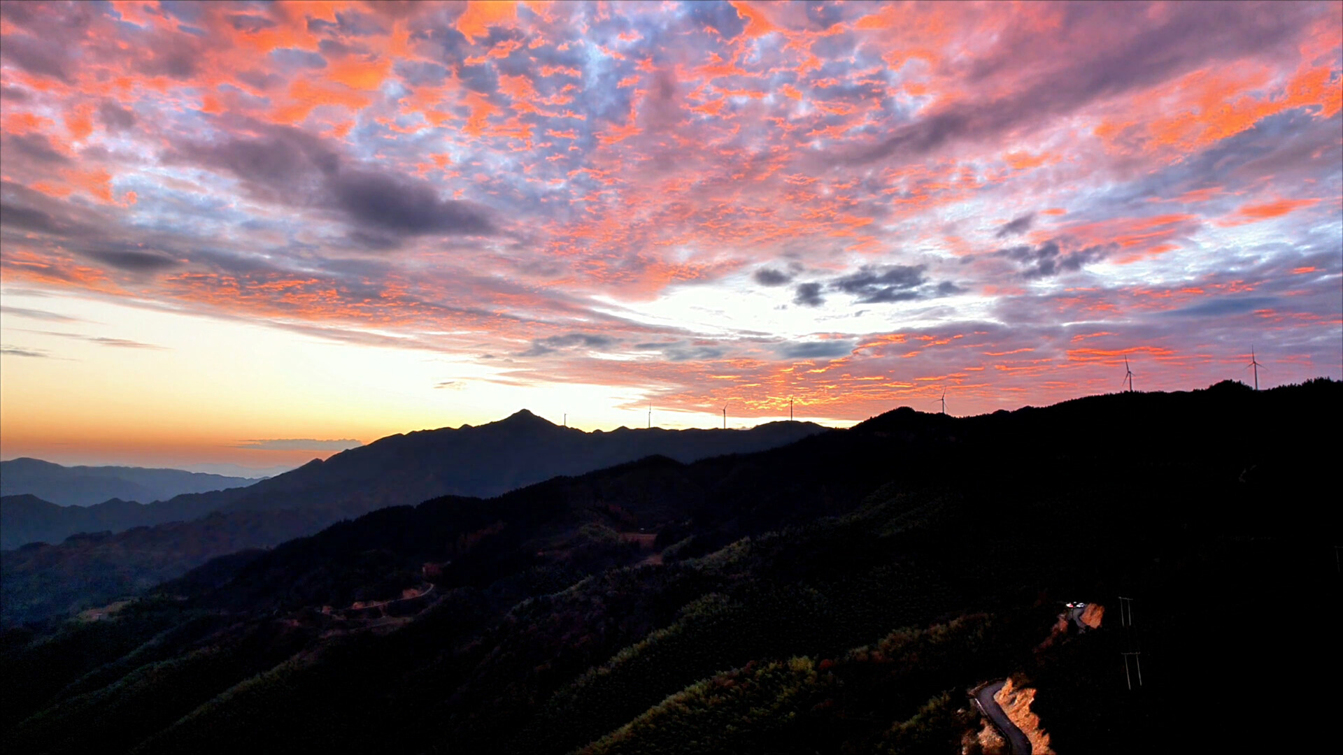 龙坪山景区：风车与晚霞同框 美不胜收