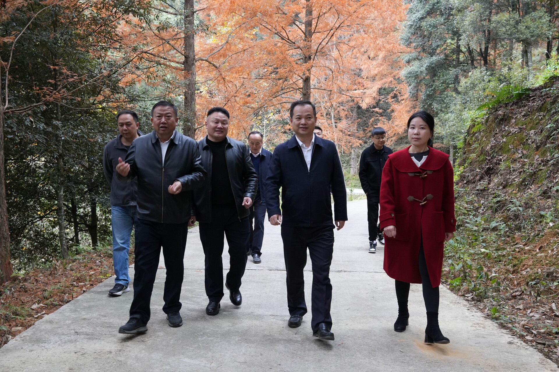 贺源到洞口开展巡河巡林工作