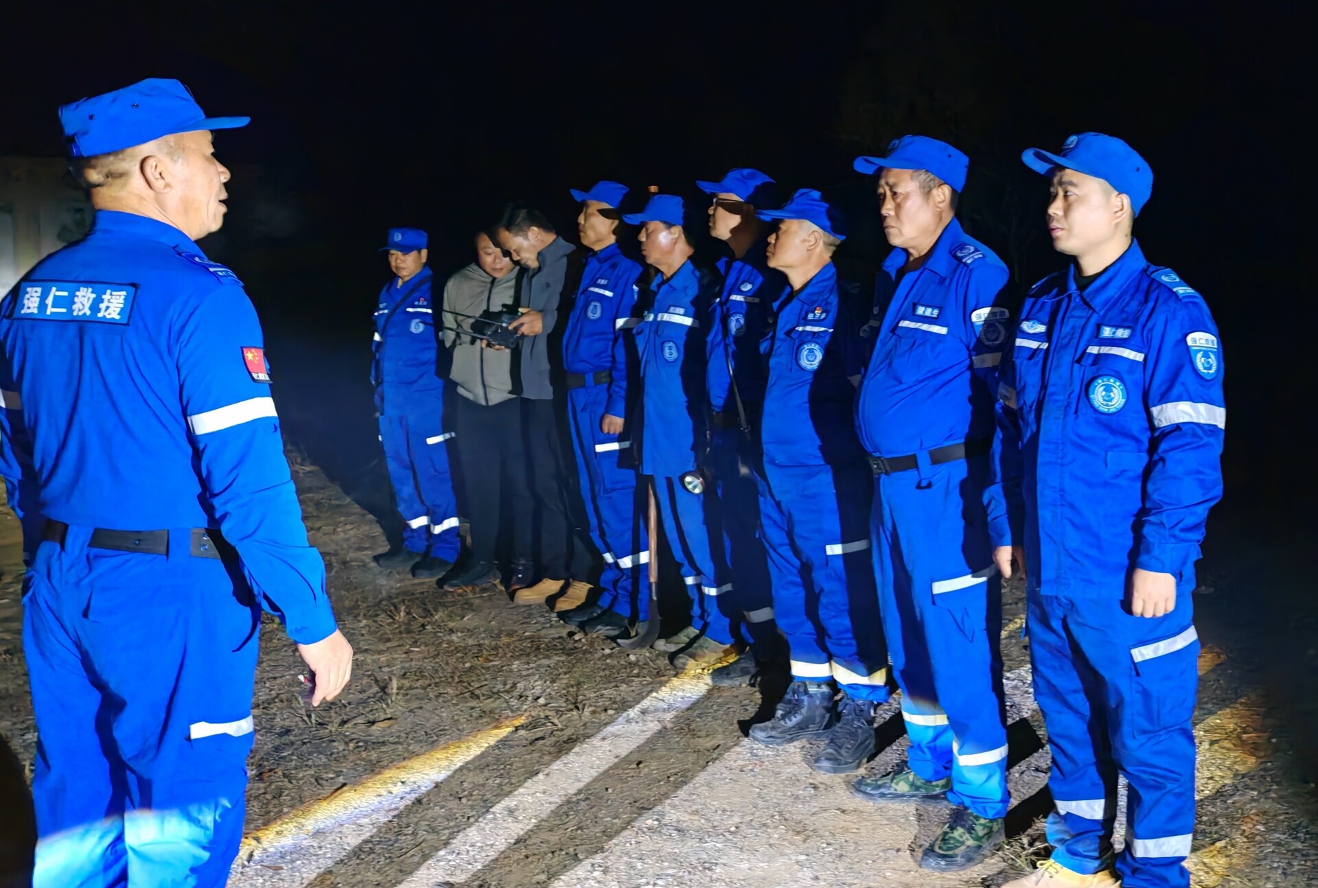 九旬老人掉落悬崖  警民联手无人机热成像成功救援