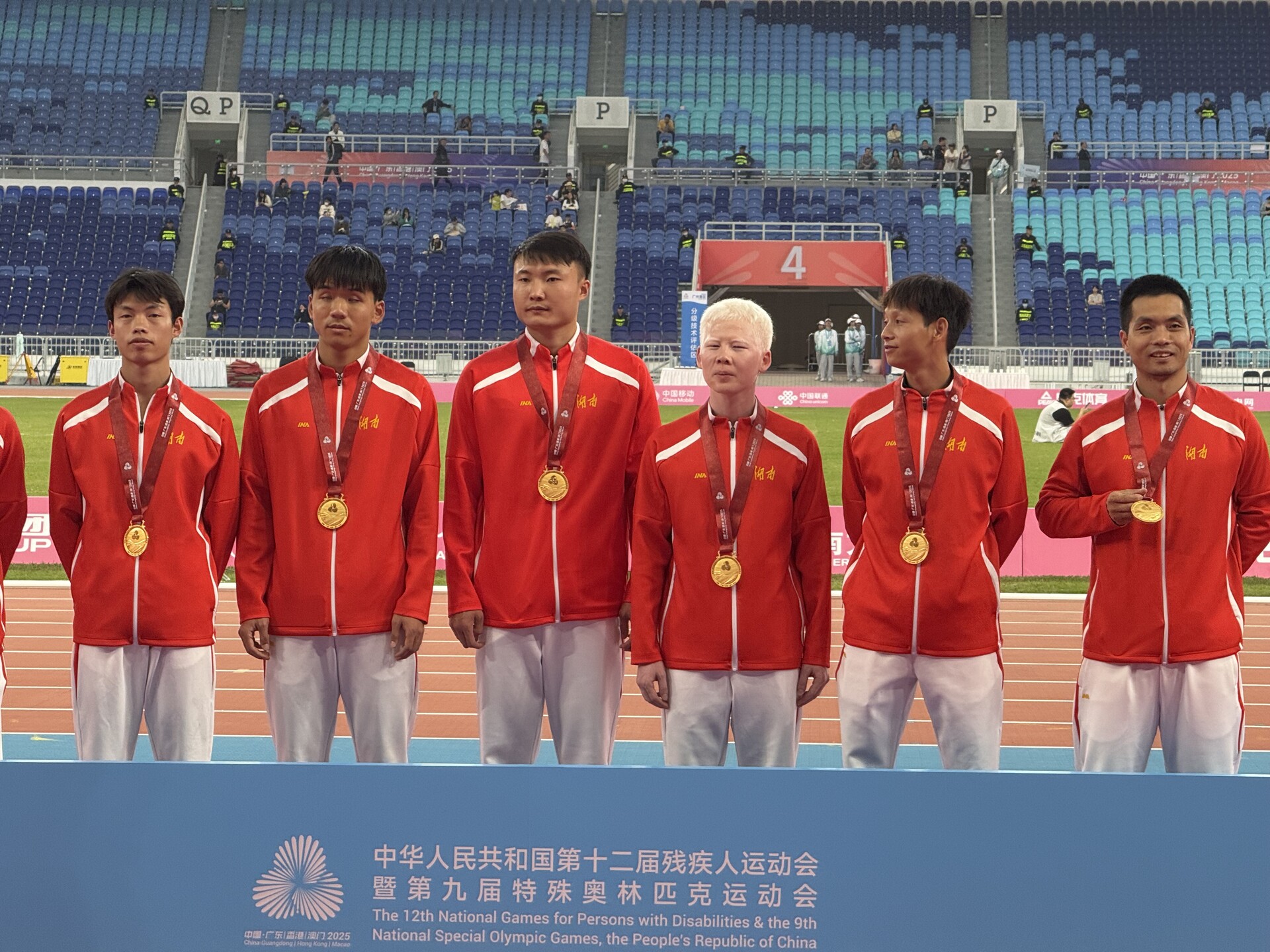 残特奥会男子4×100米接力湖南队0.001秒险胜夺金 洞口选手刘卫圆梦