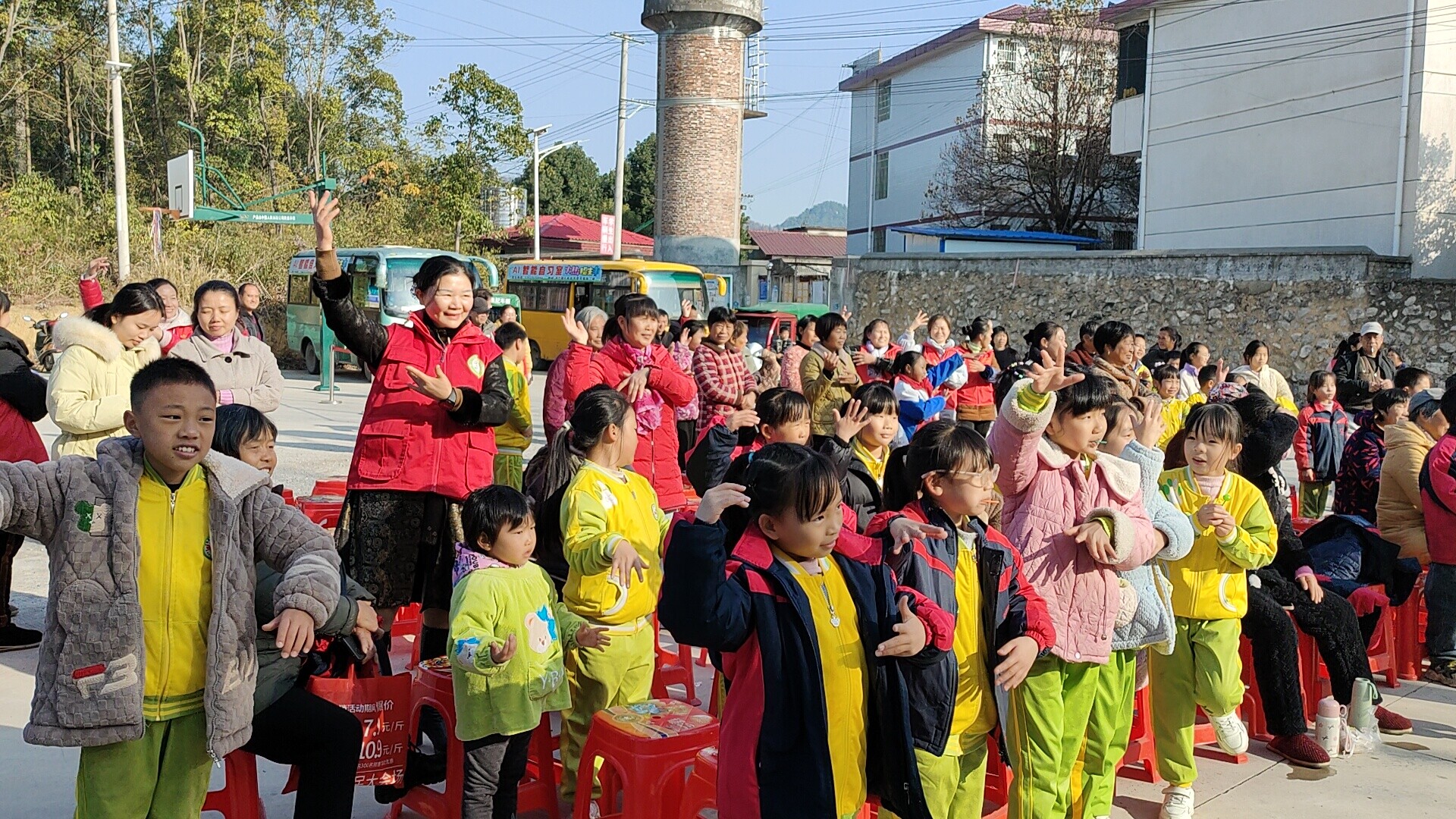 洞口“爱心妈妈” 情暖乡村娃娃