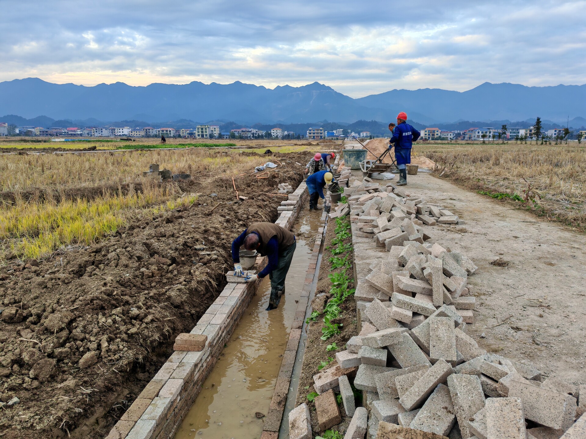 倒计时15天！为农田灌溉冲刺通水 毓兰镇南冲村“最后一公里”即将贯通