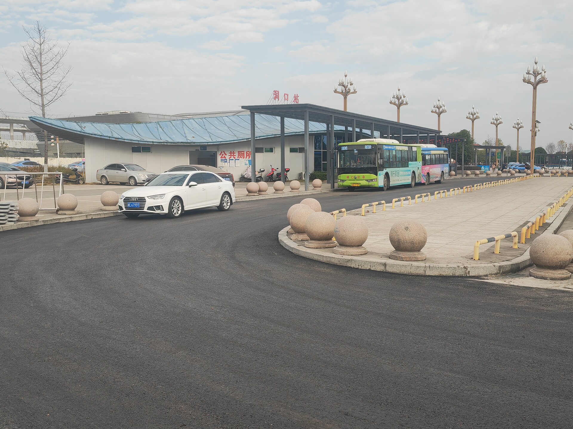 县城管局推进洞口高铁站周边市政设施维护升级