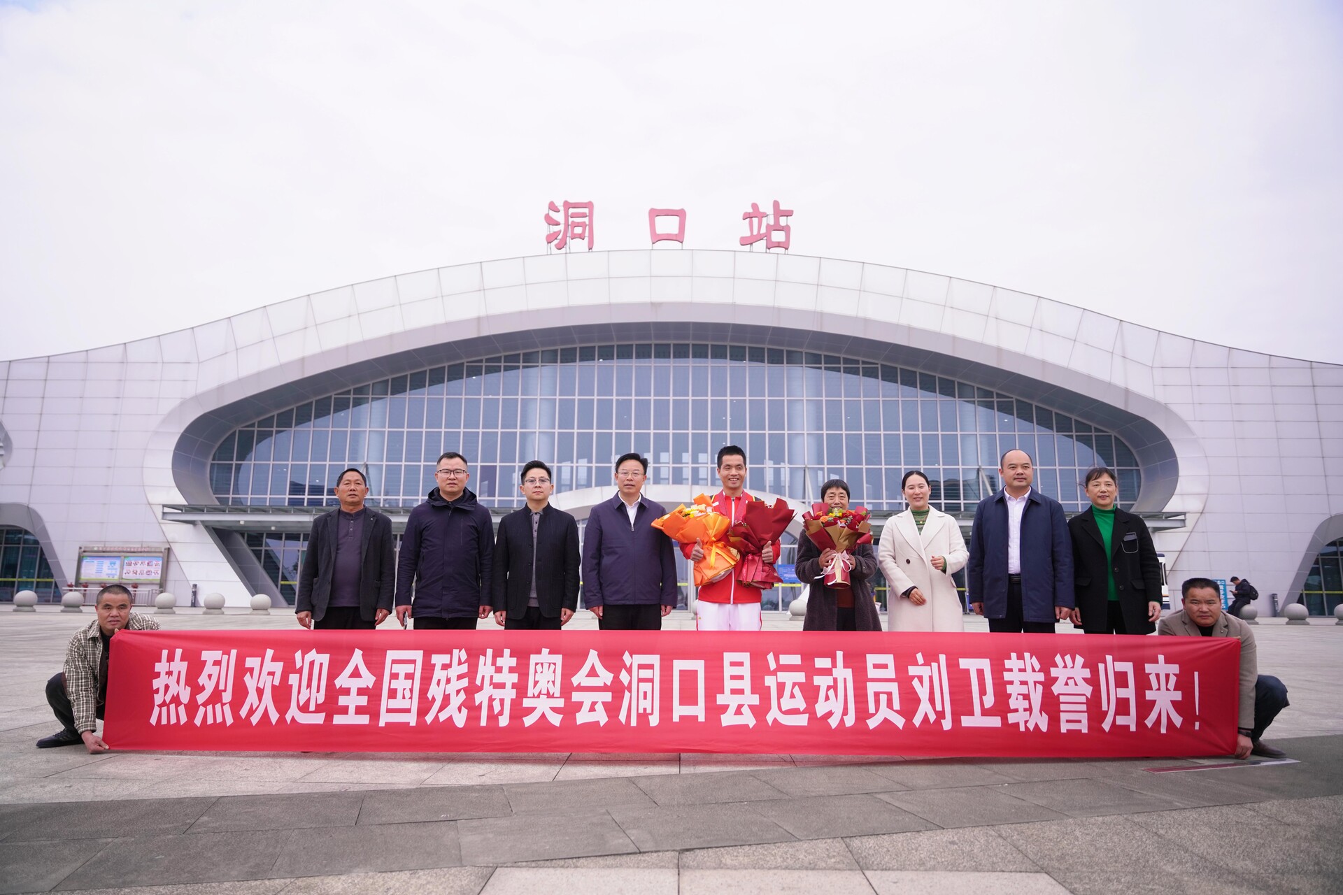 吴韬看望慰问全国残特奥会载誉归来运动员刘卫