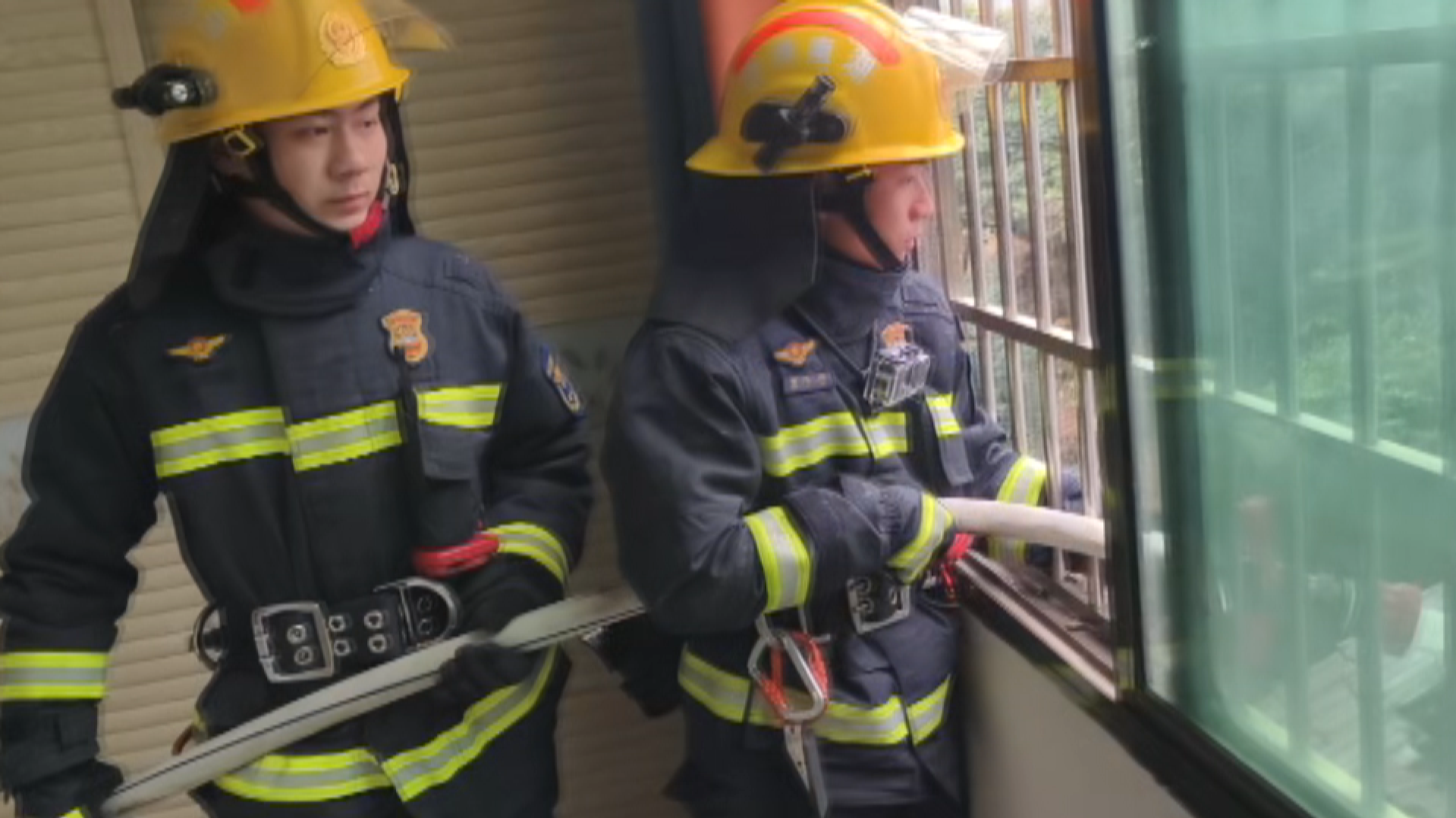 熏腊肉引燃民房 洞口消防火速处置并提安全警示