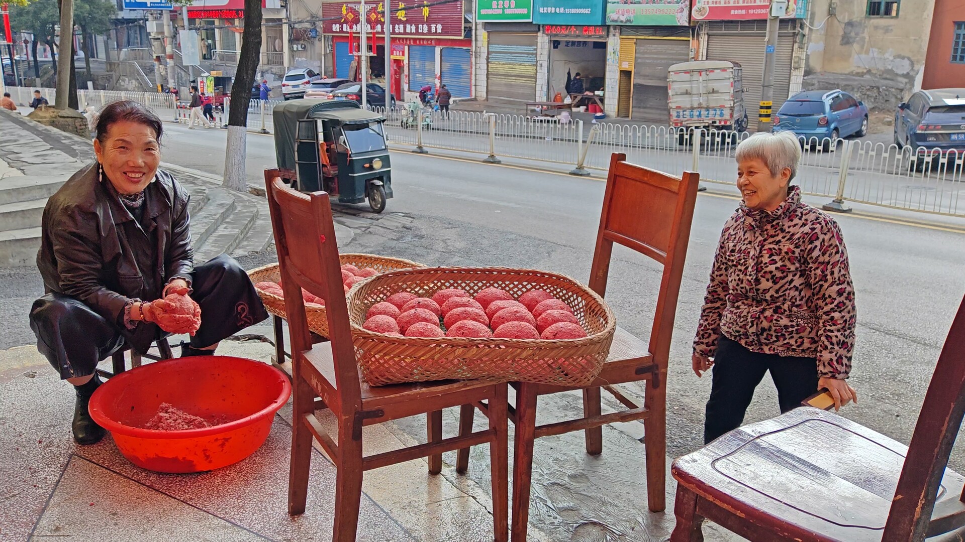洞口：冬至前夕街头猪血丸子飘香 传统制作涌动“年味”