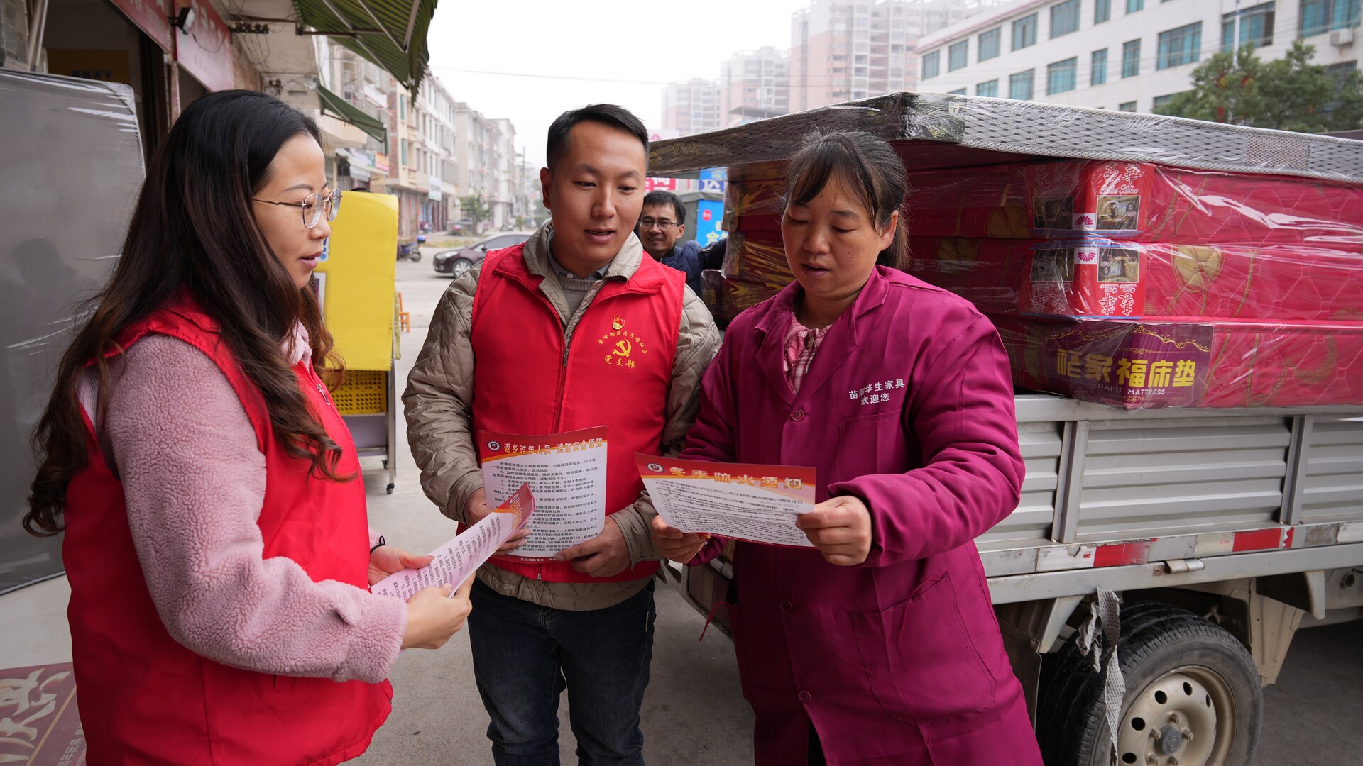 敲门入户送安全 筑牢冬季防火墙